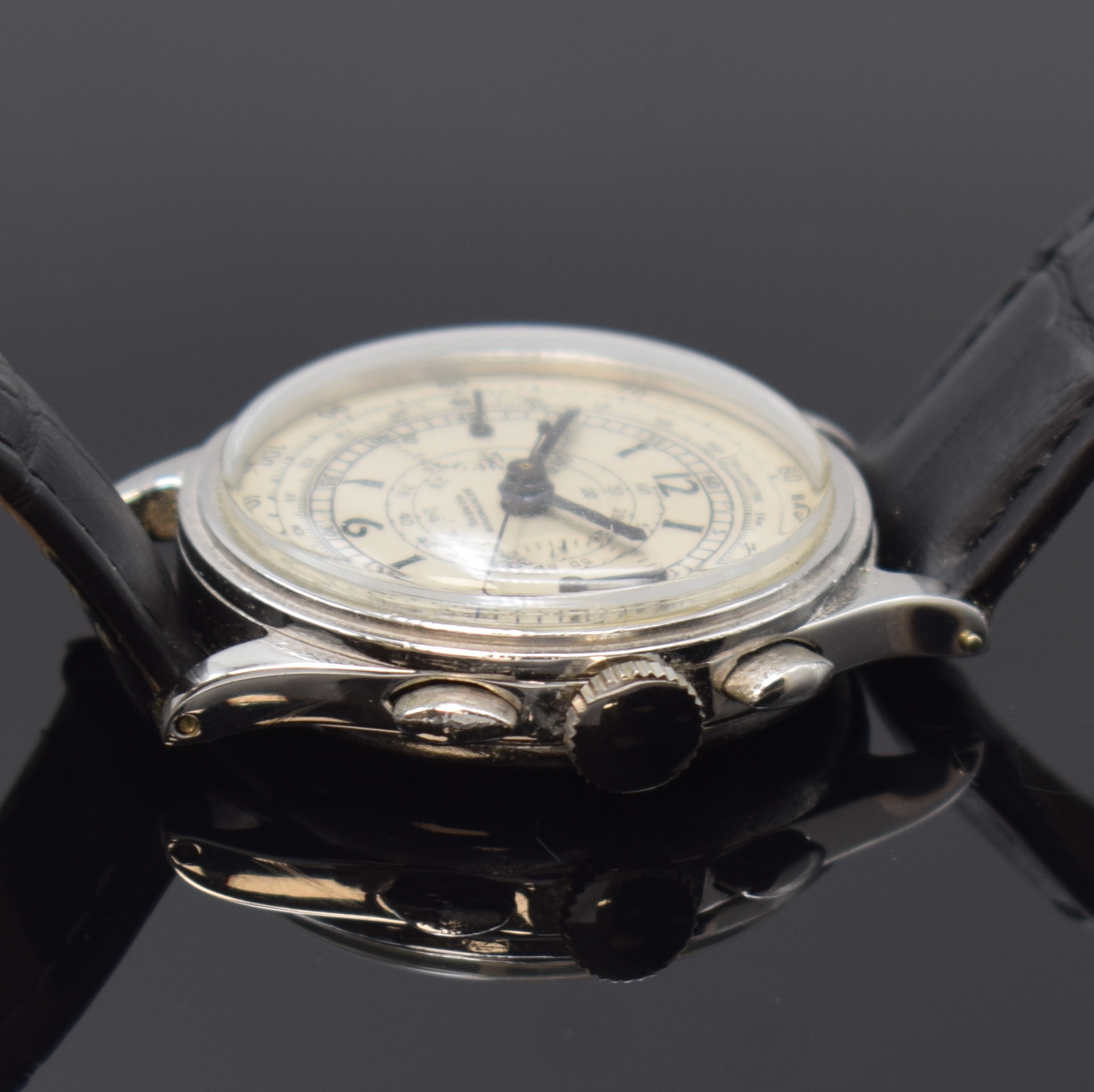Detail b: BERTHOUD / UNIVERSAL GENEVE Herrenarmbanduhr mit Schaltradchronograph in Stahl, Schweiz um 1940, Handaufzug, besch. Boden aufgedr., silb. Zifferbl. ...