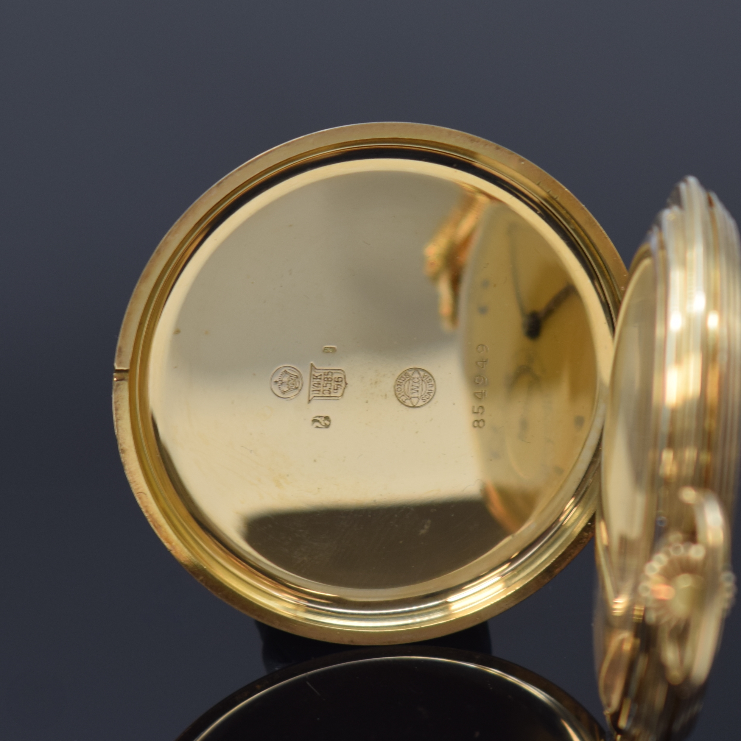 Detail a: IWC Herrensavonette in GG 585/000, Schweiz um 1924, 3 Deckel-Goldgeh., Sprung- u. Rückdeckel m. Strahlendekor, champagnerfarb. Zifferbl. m. arab. ...