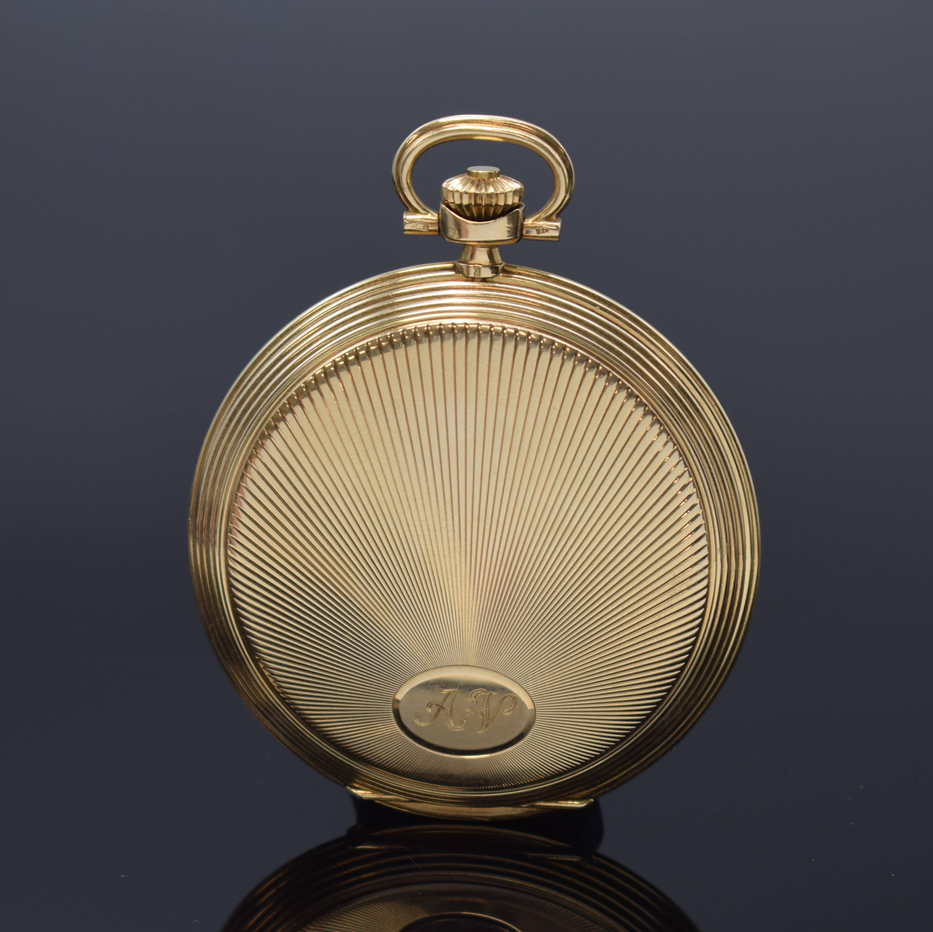 Detail b: IWC Herrensavonette in GG 585/000, Schweiz um 1924, 3 Deckel-Goldgeh., Sprung- u. Rückdeckel m. Strahlendekor, champagnerfarb. Zifferbl. m. arab. ...