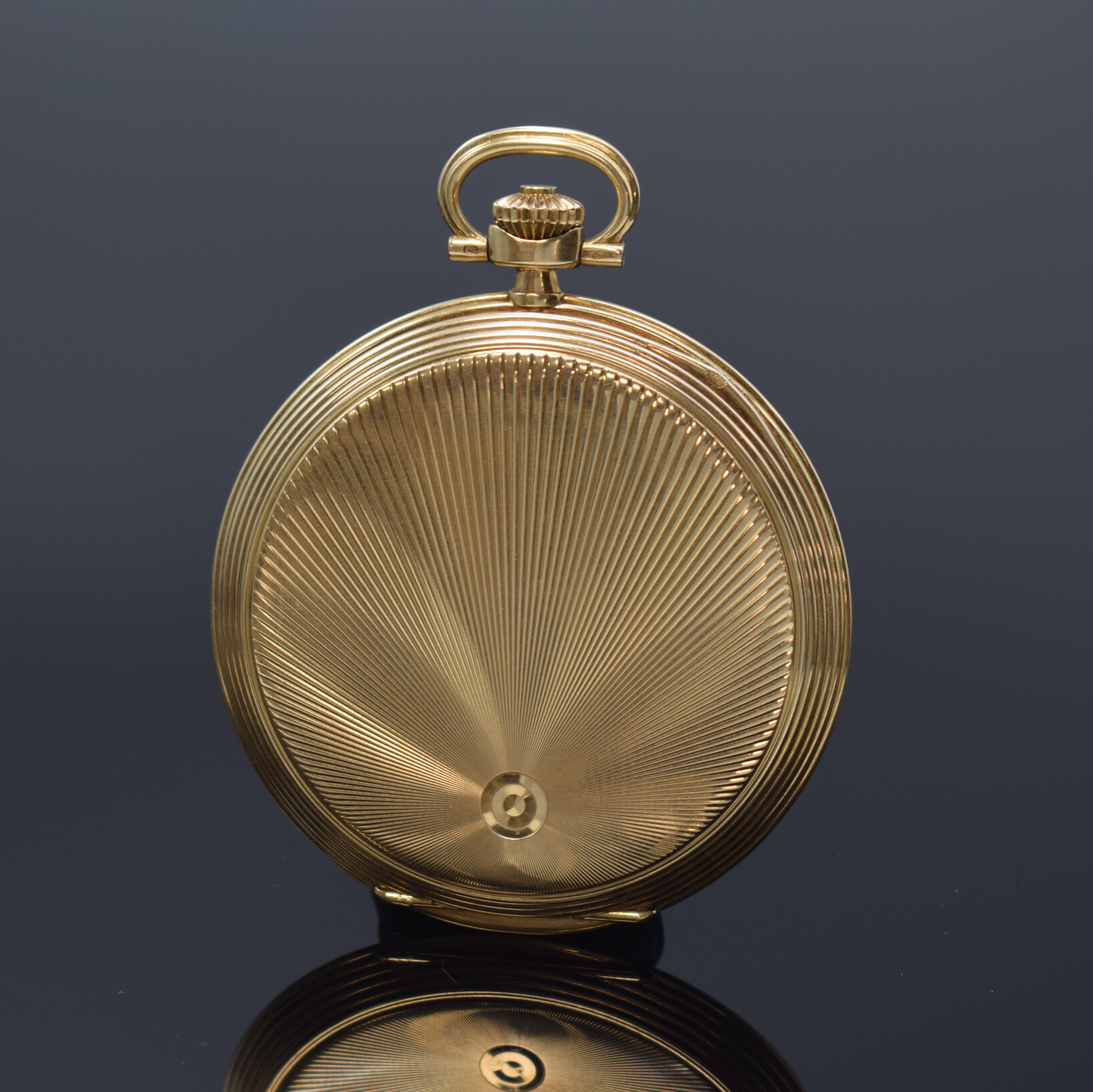 Detail c: IWC Herrensavonette in GG 585/000, Schweiz um 1924, 3 Deckel-Goldgeh., Sprung- u. Rückdeckel m. Strahlendekor, champagnerfarb. Zifferbl. m. arab. ...