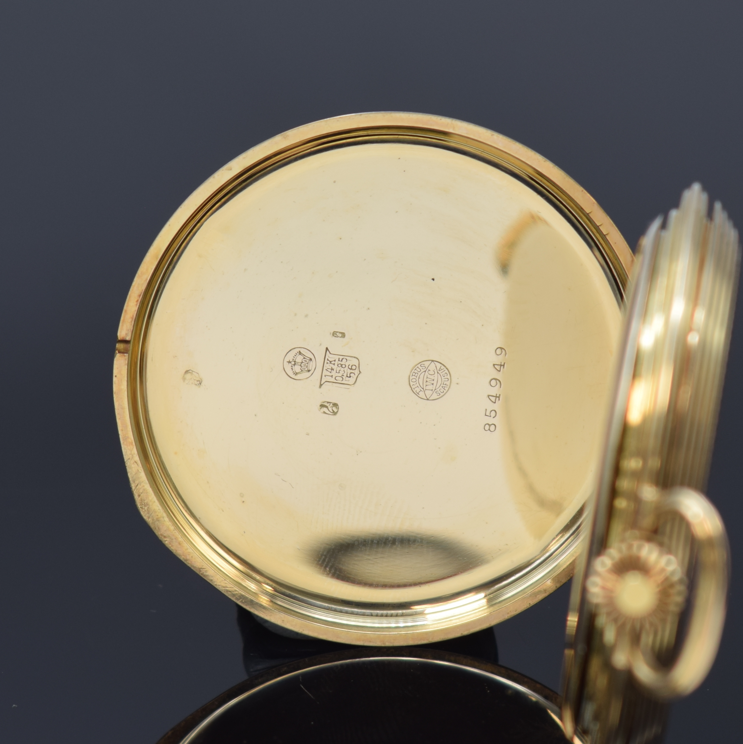 Detail d: IWC Herrensavonette in GG 585/000, Schweiz um 1924, 3 Deckel-Goldgeh., Sprung- u. Rückdeckel m. Strahlendekor, champagnerfarb. Zifferbl. m. arab. ...