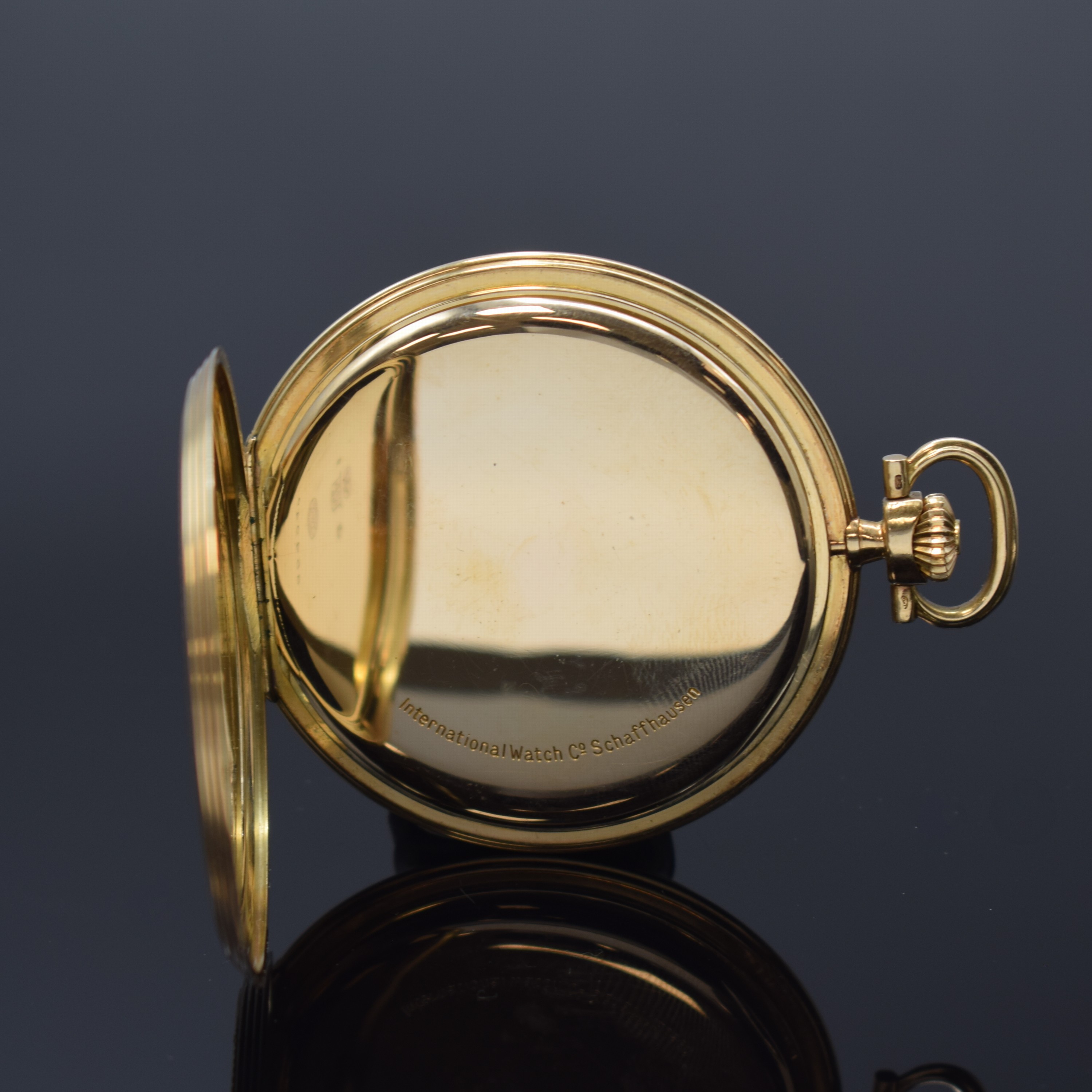 Detail e: IWC Herrensavonette in GG 585/000, Schweiz um 1924, 3 Deckel-Goldgeh., Sprung- u. Rückdeckel m. Strahlendekor, champagnerfarb. Zifferbl. m. arab. ...