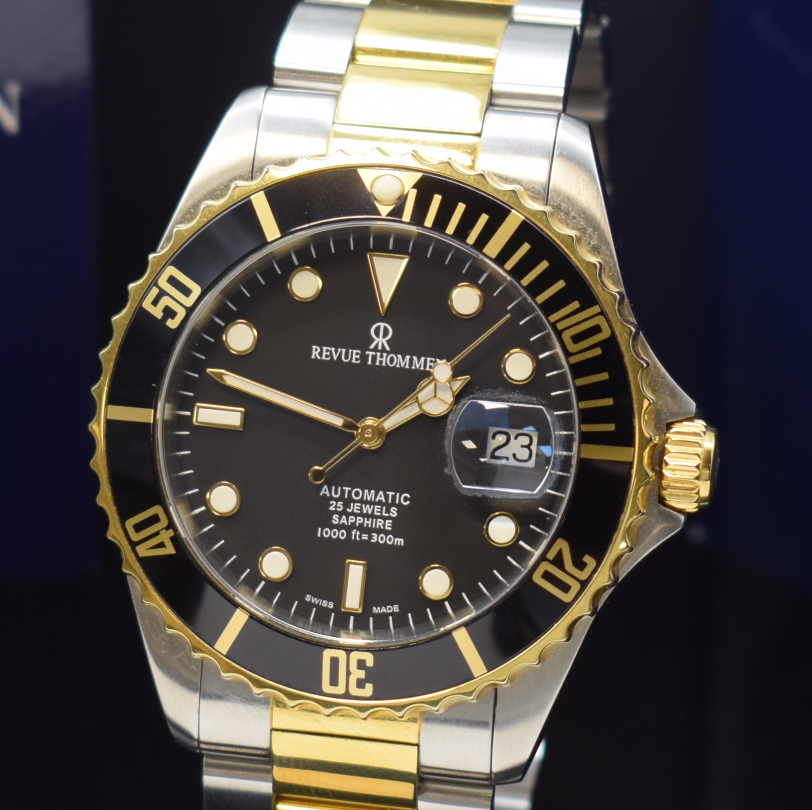 Detail a: REVUE THOMMEN Diver Herrenarmbanduhr in Stahl/Gold Referenz 17571, Schweiz um 2020, Automatik, Boden u. Krone verschr., orig. Gliederband m. ...