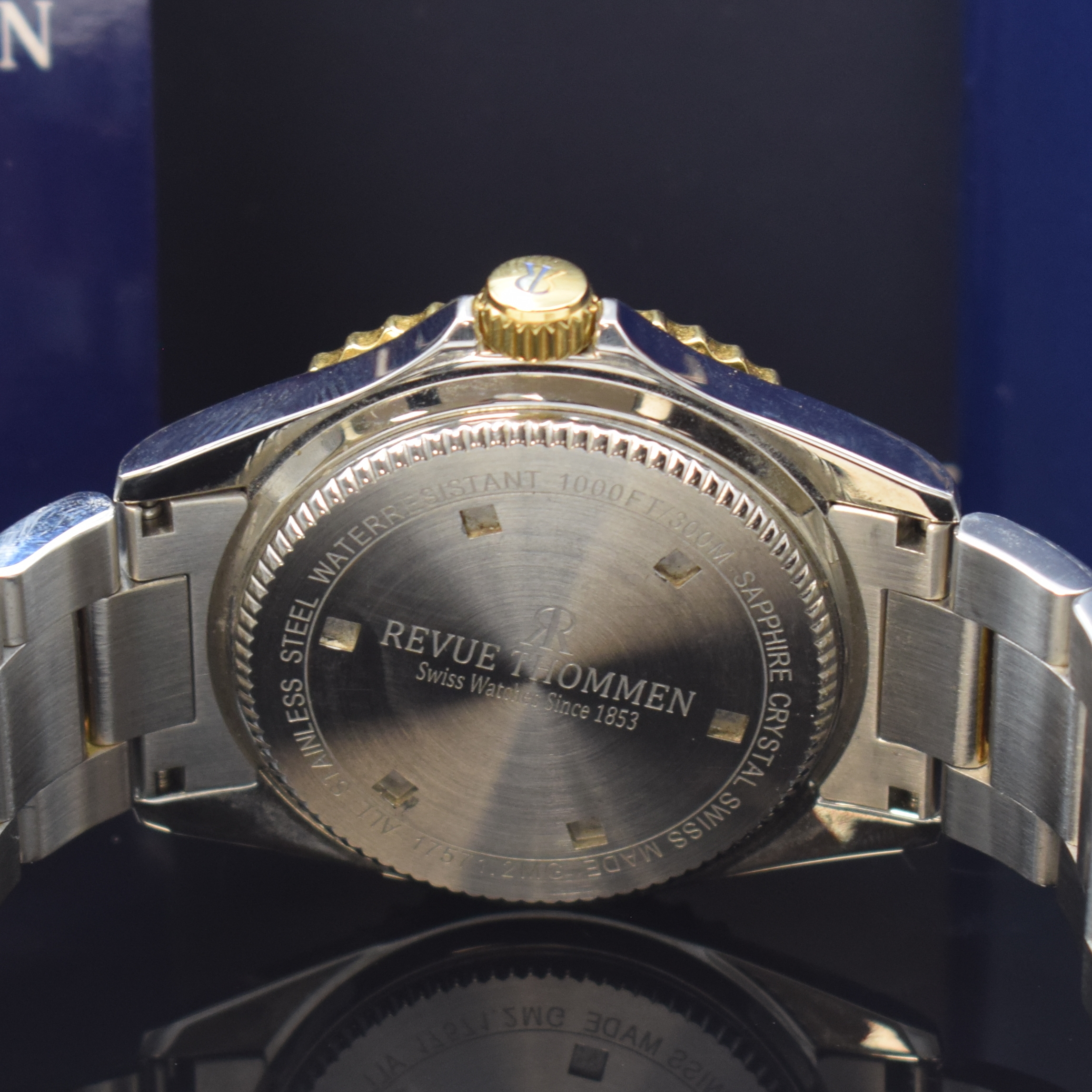 Detail d: REVUE THOMMEN Diver Herrenarmbanduhr in Stahl/Gold Referenz 17571, Schweiz um 2020, Automatik, Boden u. Krone verschr., orig. Gliederband m. ...