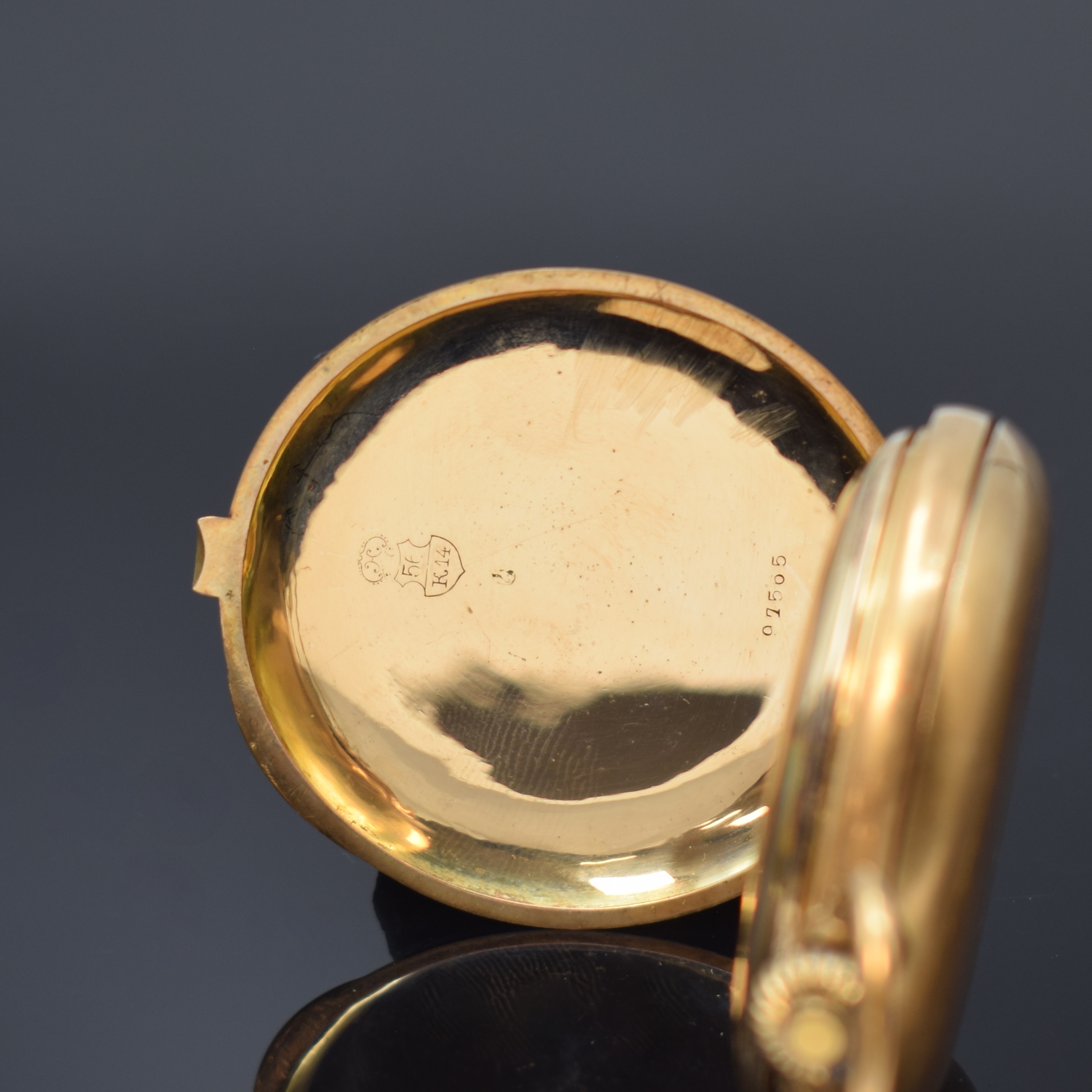Detail d: MONARD Savonette Herrentaschenuhr in RG 585/000 an GG 585/000 Kette, Schweiz um 1910, 3 Deckel-Goldgeh. dell., guill. Sprung- u. Rückdeckel, ...