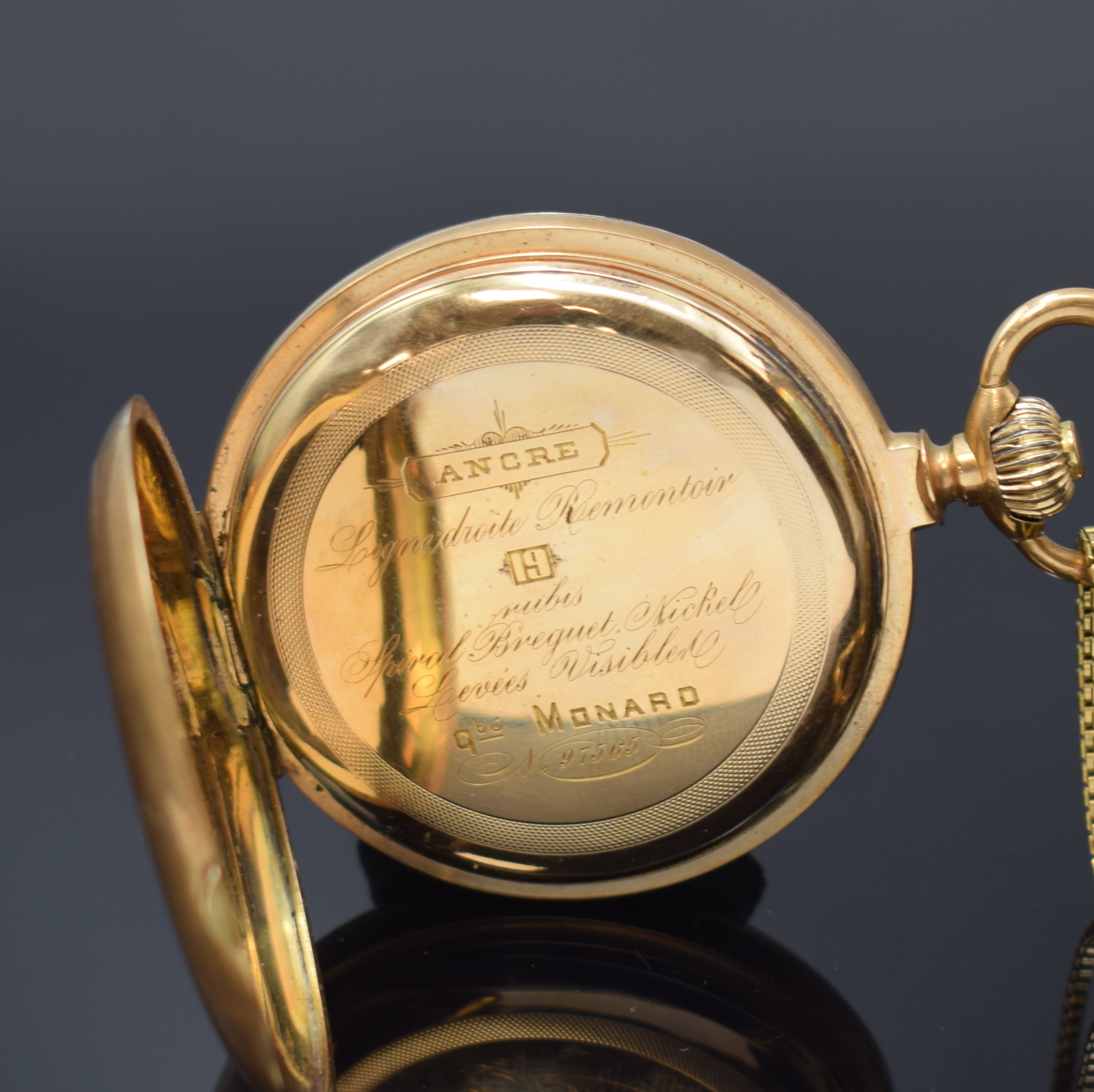 Detail e: MONARD Savonette Herrentaschenuhr in RG 585/000 an GG 585/000 Kette, Schweiz um 1910, 3 Deckel-Goldgeh. dell., guill. Sprung- u. Rückdeckel, ...