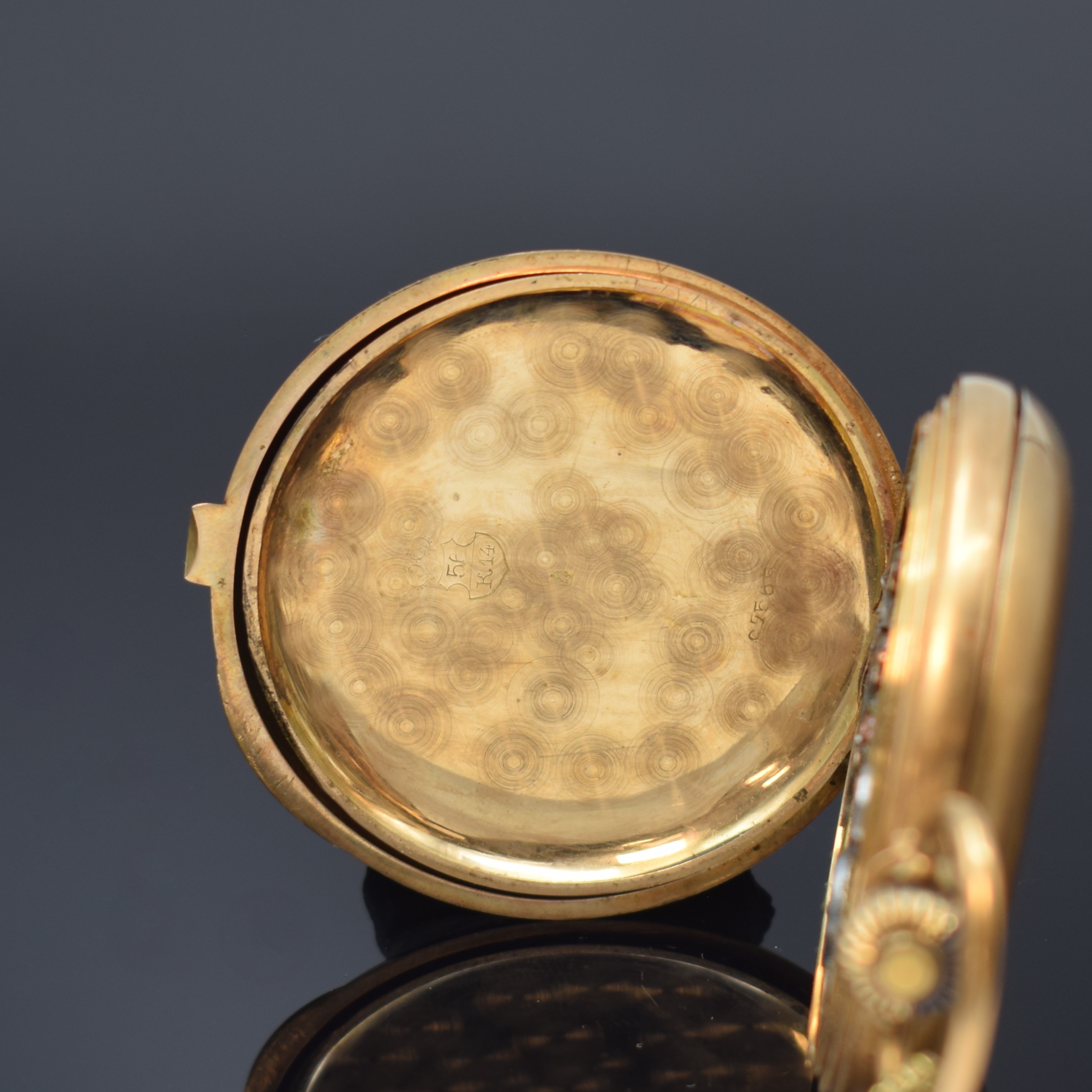 Detail f: MONARD Savonette Herrentaschenuhr in RG 585/000 an GG 585/000 Kette, Schweiz um 1910, 3 Deckel-Goldgeh. dell., guill. Sprung- u. Rückdeckel, ...
