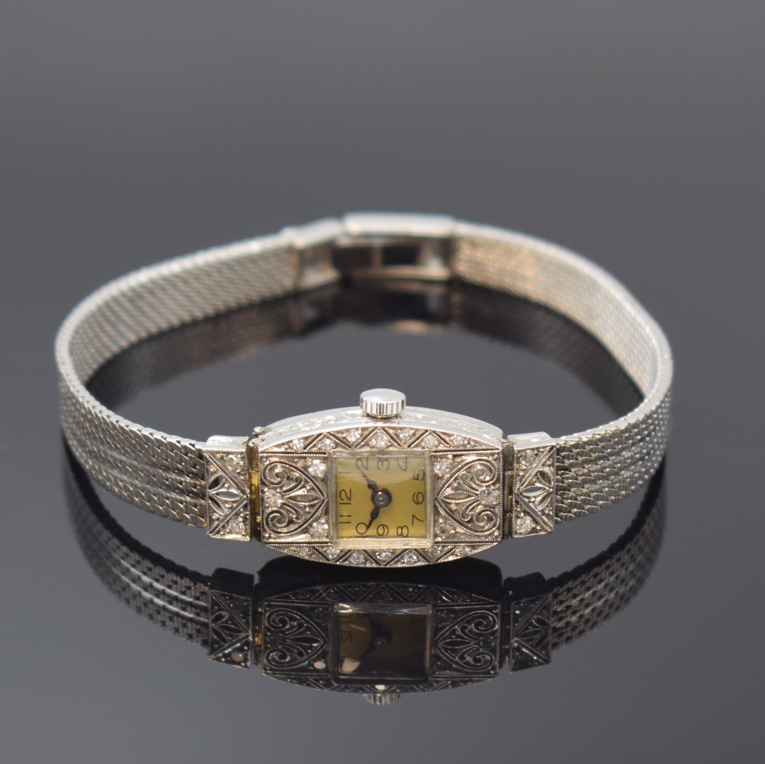 ART DECO Damenarmbanduhr in Platin mit Diamanten, Schweiz um 1930, Handaufzug, Scharniergeh. an WG 750/000 Band, Zifferbl. rest., gebl. Zeiger, ...