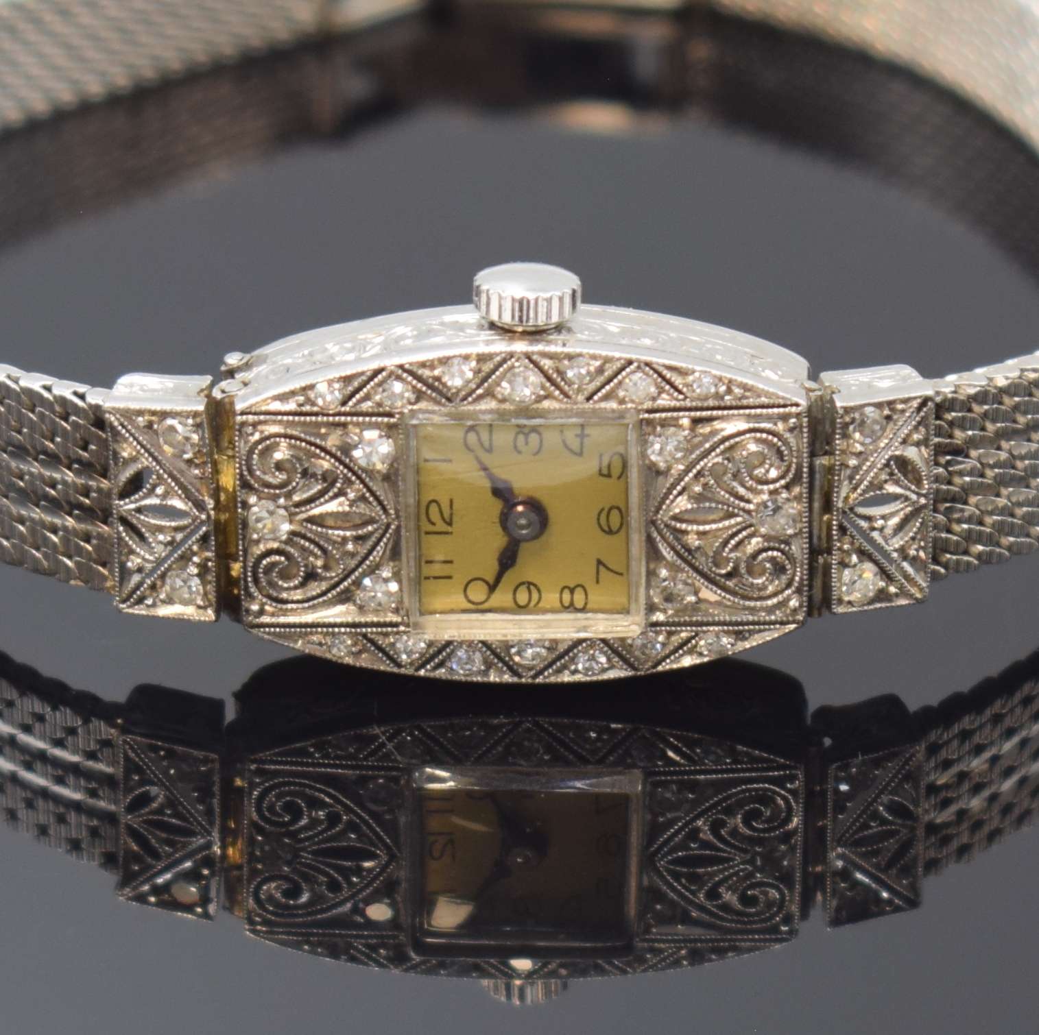 Detail a: ART DECO Damenarmbanduhr in Platin mit Diamanten, Schweiz um 1930, Handaufzug, Scharniergeh. an WG 750/000 Band, Zifferbl. rest., gebl. Zeiger, ...