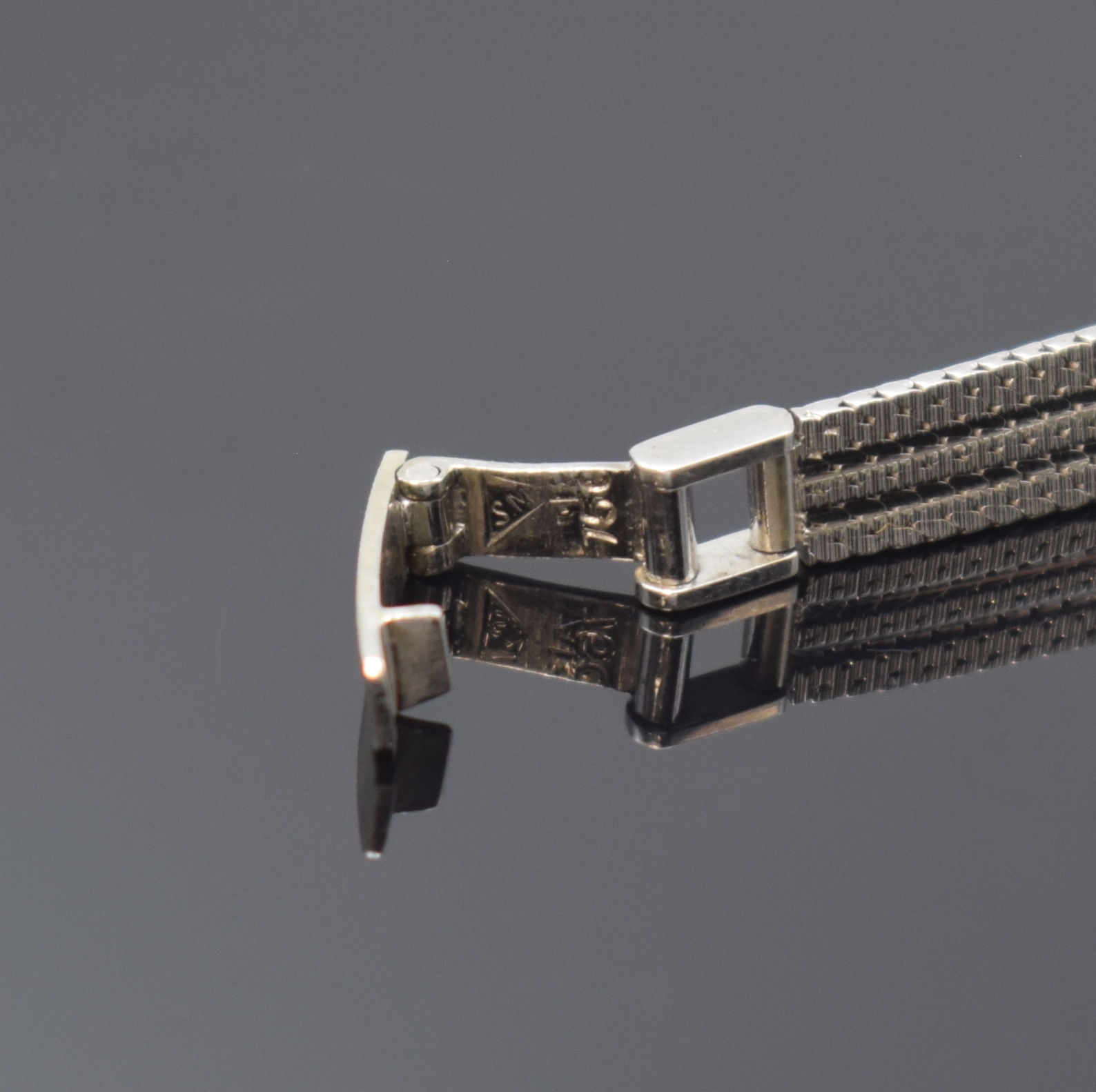 Detail b: ART DECO Damenarmbanduhr in Platin mit Diamanten, Schweiz um 1930, Handaufzug, Scharniergeh. an WG 750/000 Band, Zifferbl. rest., gebl. Zeiger, ...