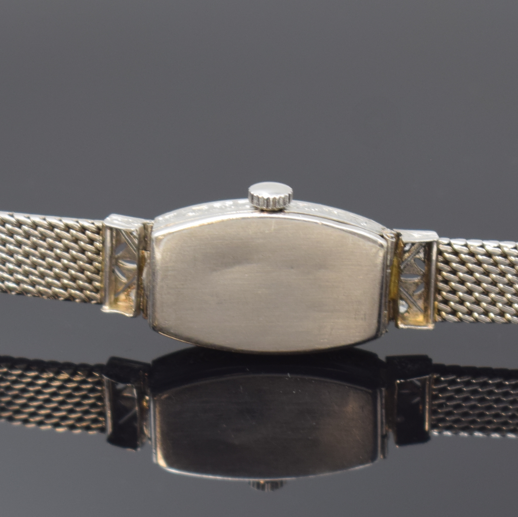 Detail c: ART DECO Damenarmbanduhr in Platin mit Diamanten, Schweiz um 1930, Handaufzug, Scharniergeh. an WG 750/000 Band, Zifferbl. rest., gebl. Zeiger, ...