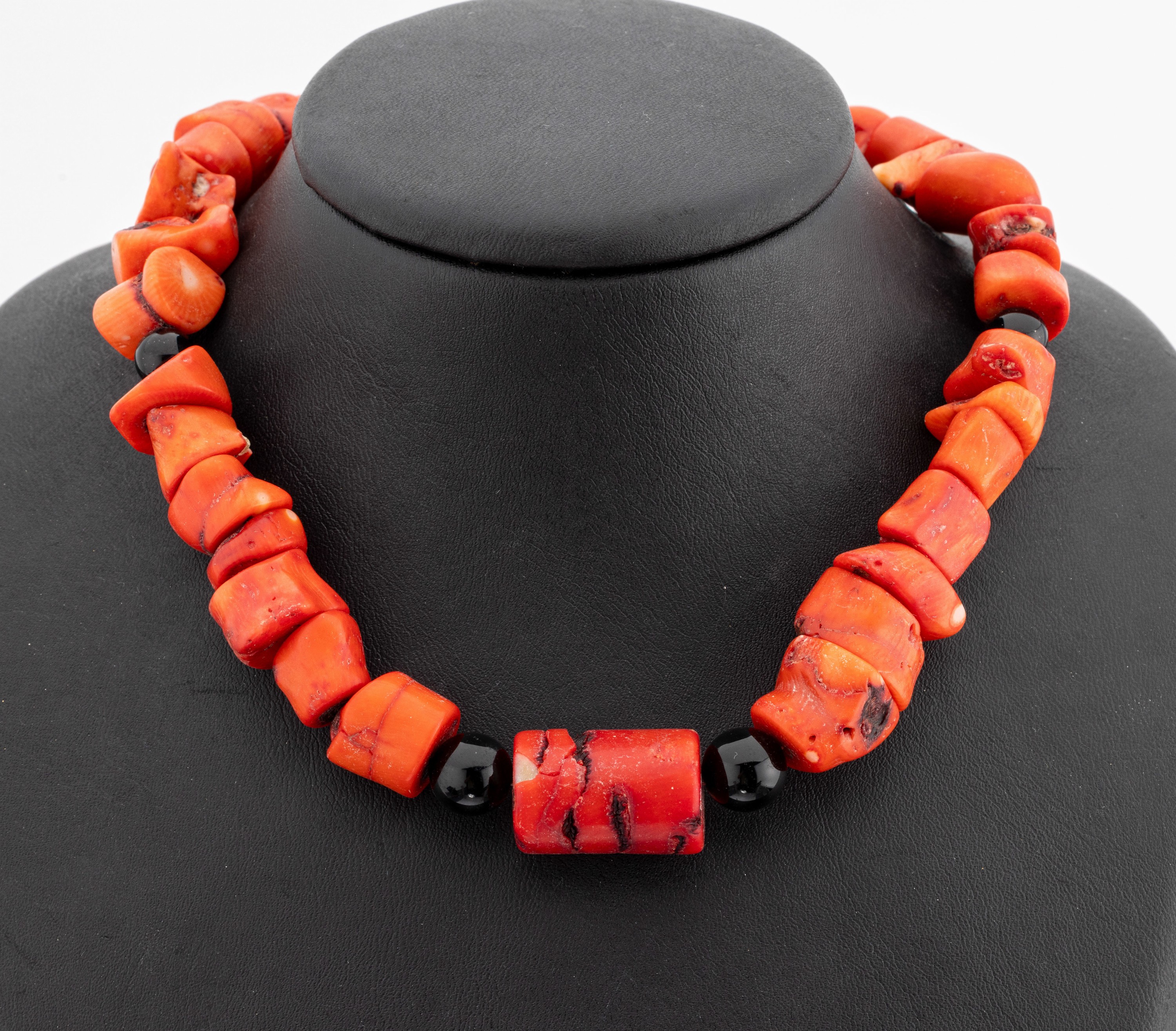 Ausgefallenes Korallen-Onyx-Collier, Korallen-Glieder in versch. Formen und Größen (gef.), Onyx-Kugeln als Zwischenglieder, D. ca. 8.2 - 10.5 mm, ...