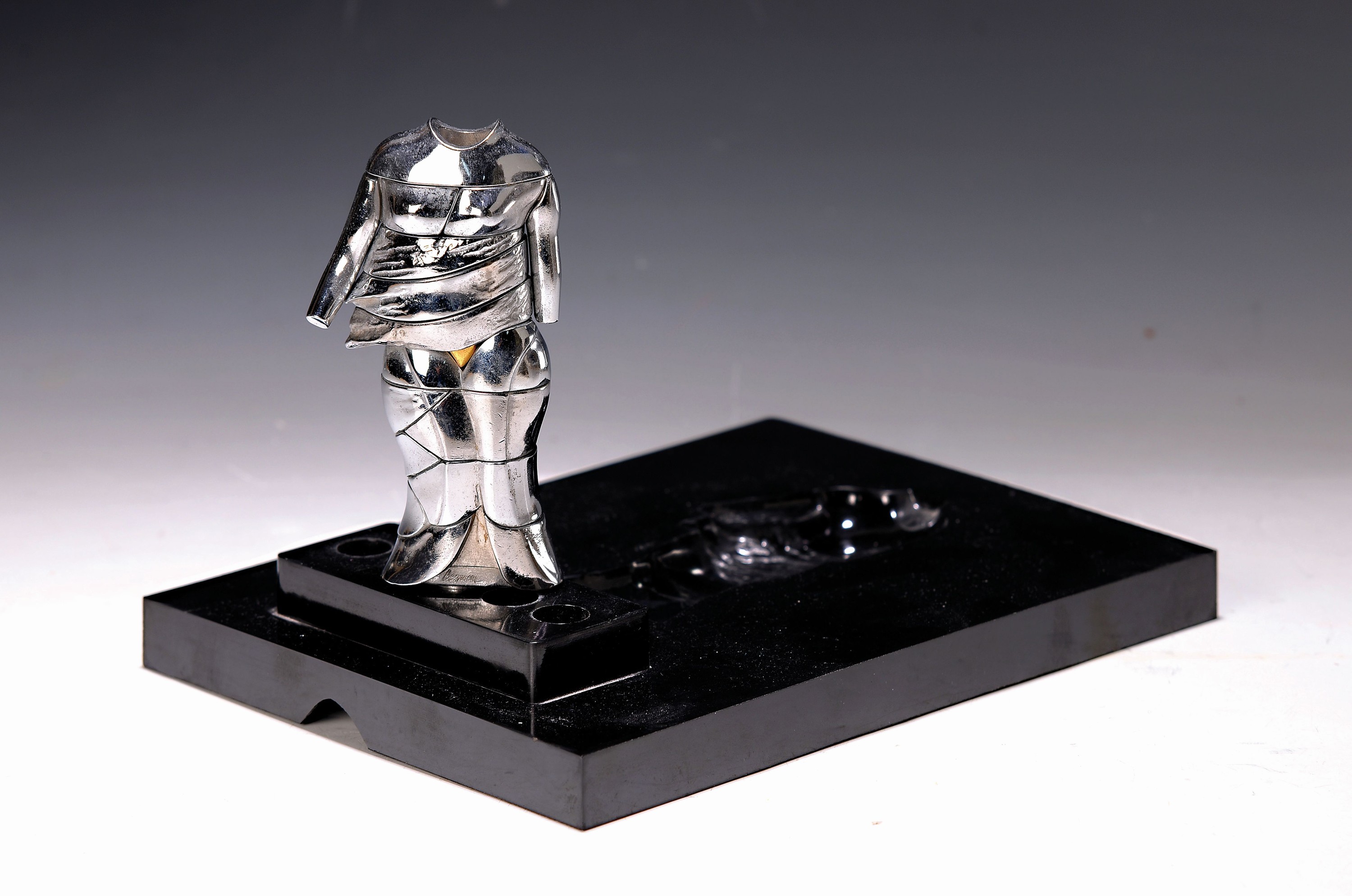 Detail k: Miguel Berrocal, 1933-2006, Skulptur Mini Cariatide, Nickel beschichtet, num. 3428, sign., in der Original Transportbox, Skulptur ca. 14cm, gesamt ...