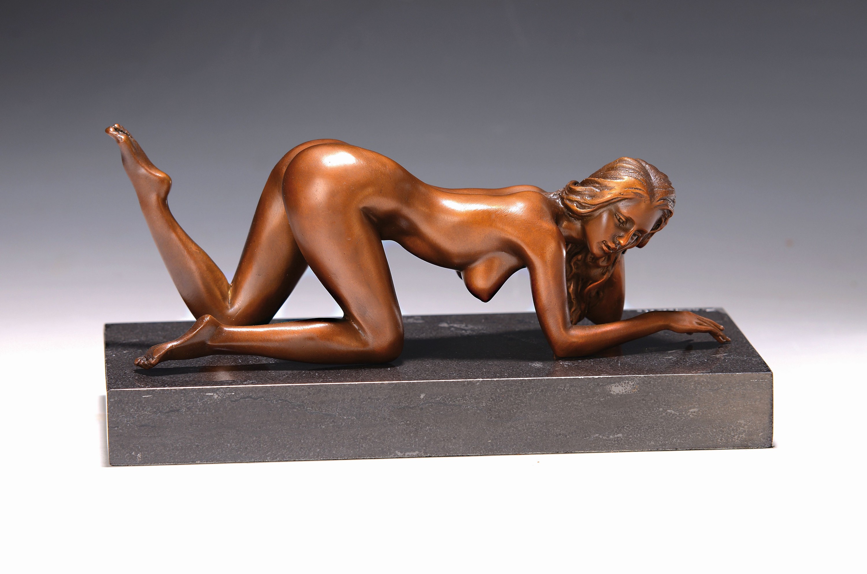 Detail k: Raymondo, Bildhauer des 20 Jh., gebeugter weiblicher Akt, bronze, auf dem Marmorsockel sign., gesamt ca. 26x12 cm