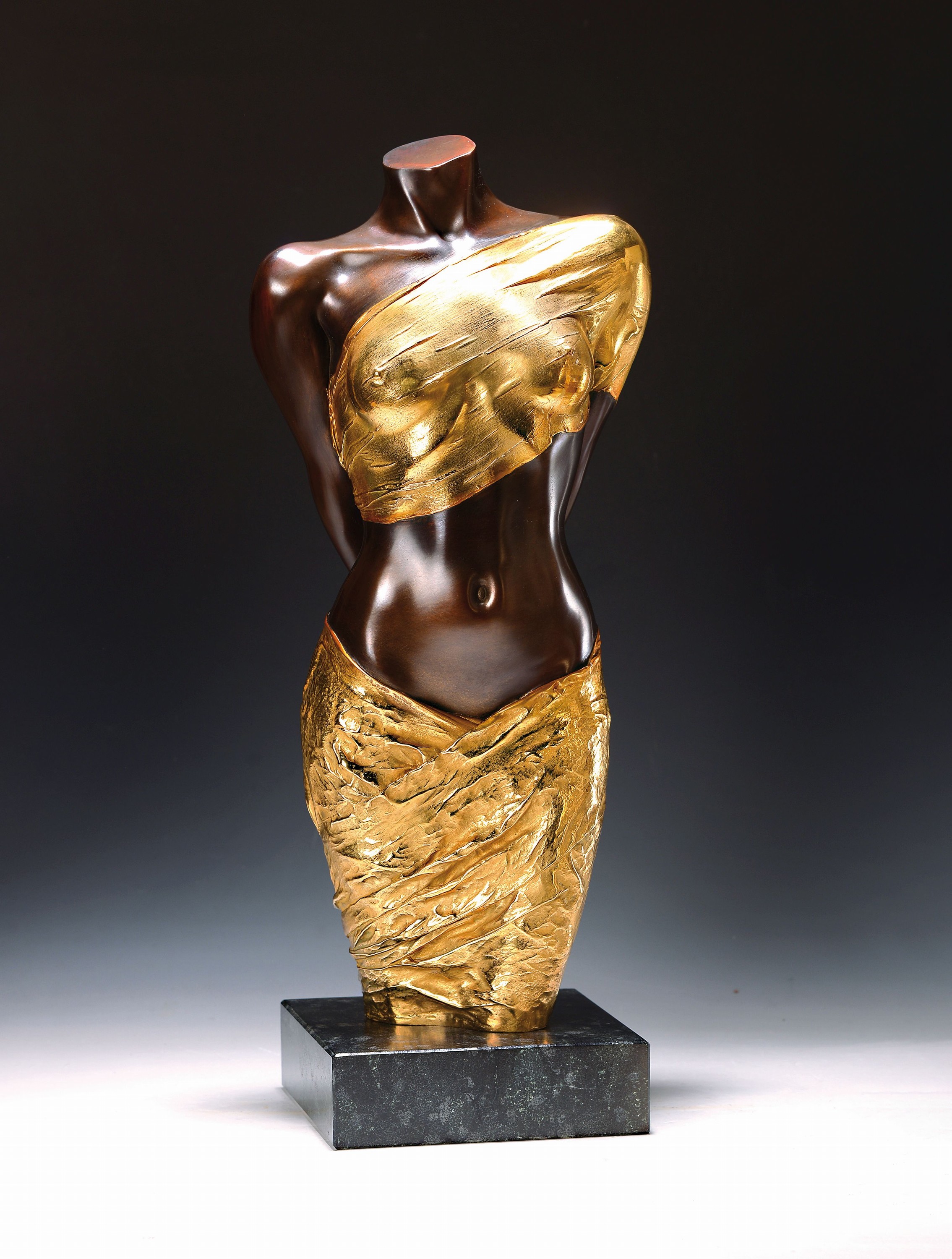 Willi Kissmer, 1951-2018, Bronzeskulptur, Halbackt mit zwei Tüchern, sign., num. 31/99, teilvergoldet, H. ca. 53 cm