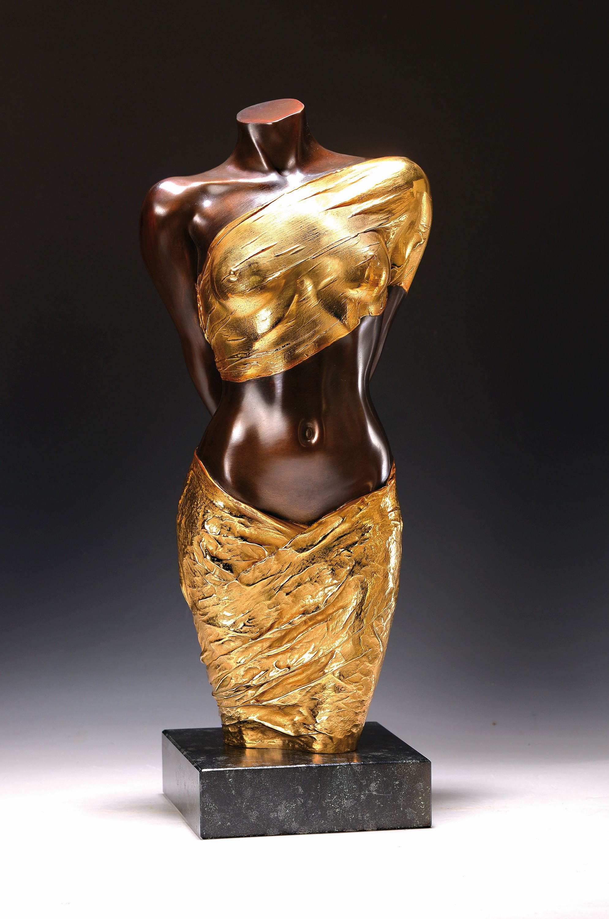 Detail k: Willi Kissmer, 1951-2018, Bronzeskulptur, Halbackt mit zwei Tüchern, sign., num. 31/99, teilvergoldet, H. ca. 53 cm