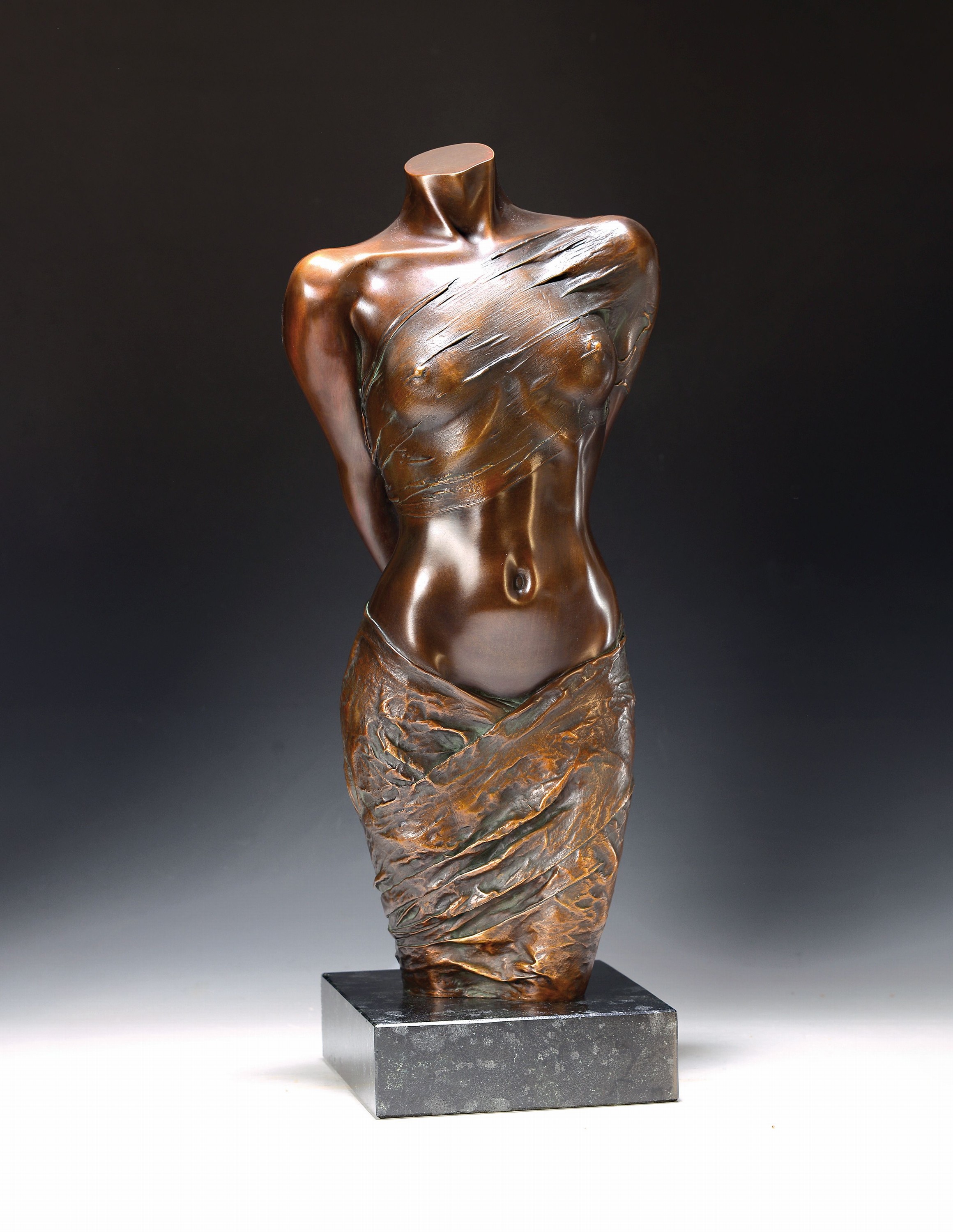 Willi Kissmer, 1951-2018, Bronzeskulptur, Halbakt mit 2 Tüchern, sign., num. 77/99, H. ca. 53 cm