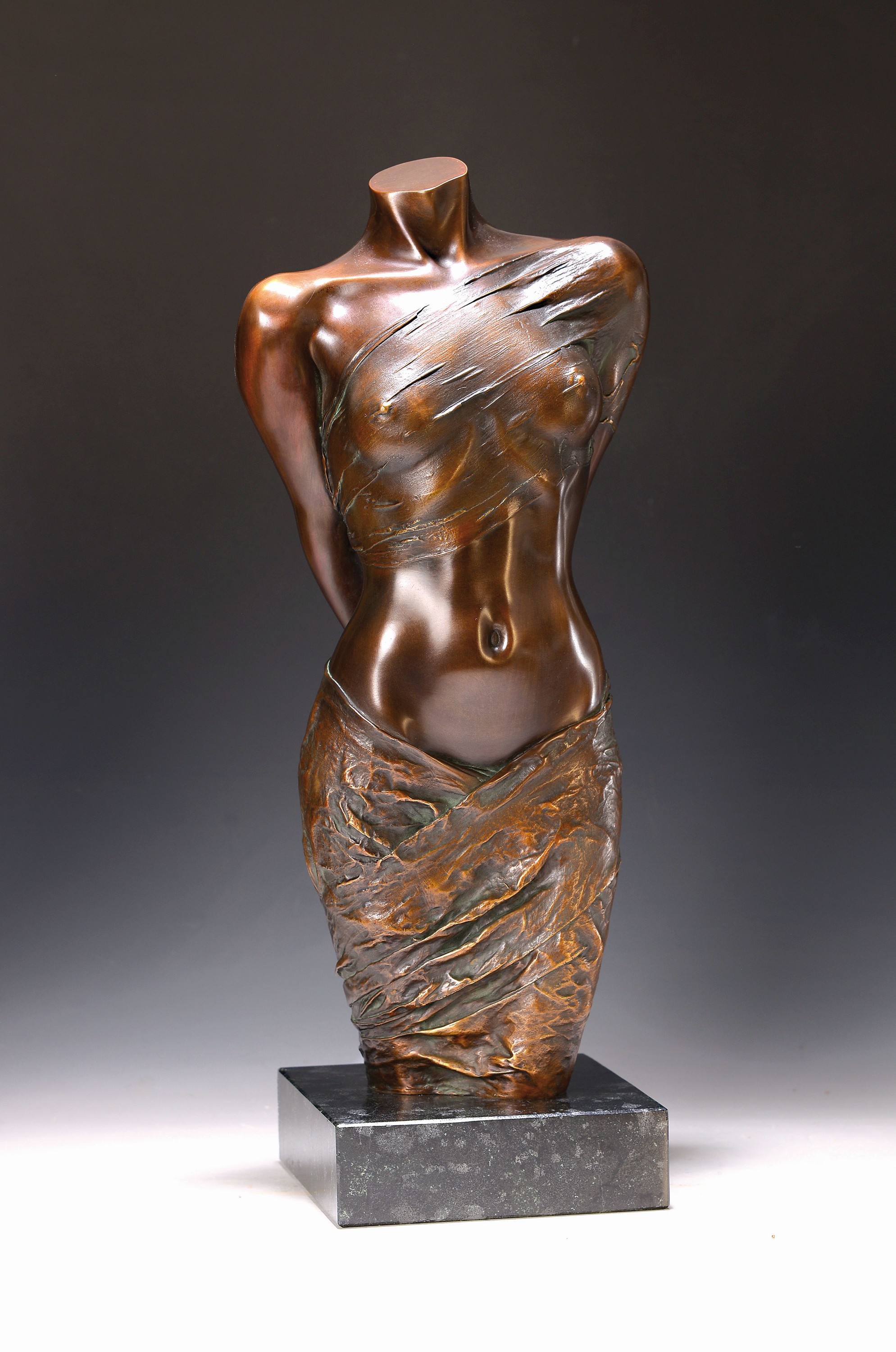 Detail k: Willi Kissmer, 1951-2018, Bronzeskulptur, Halbakt mit 2 Tüchern, sign., num. 77/99, H. ca. 53 cm