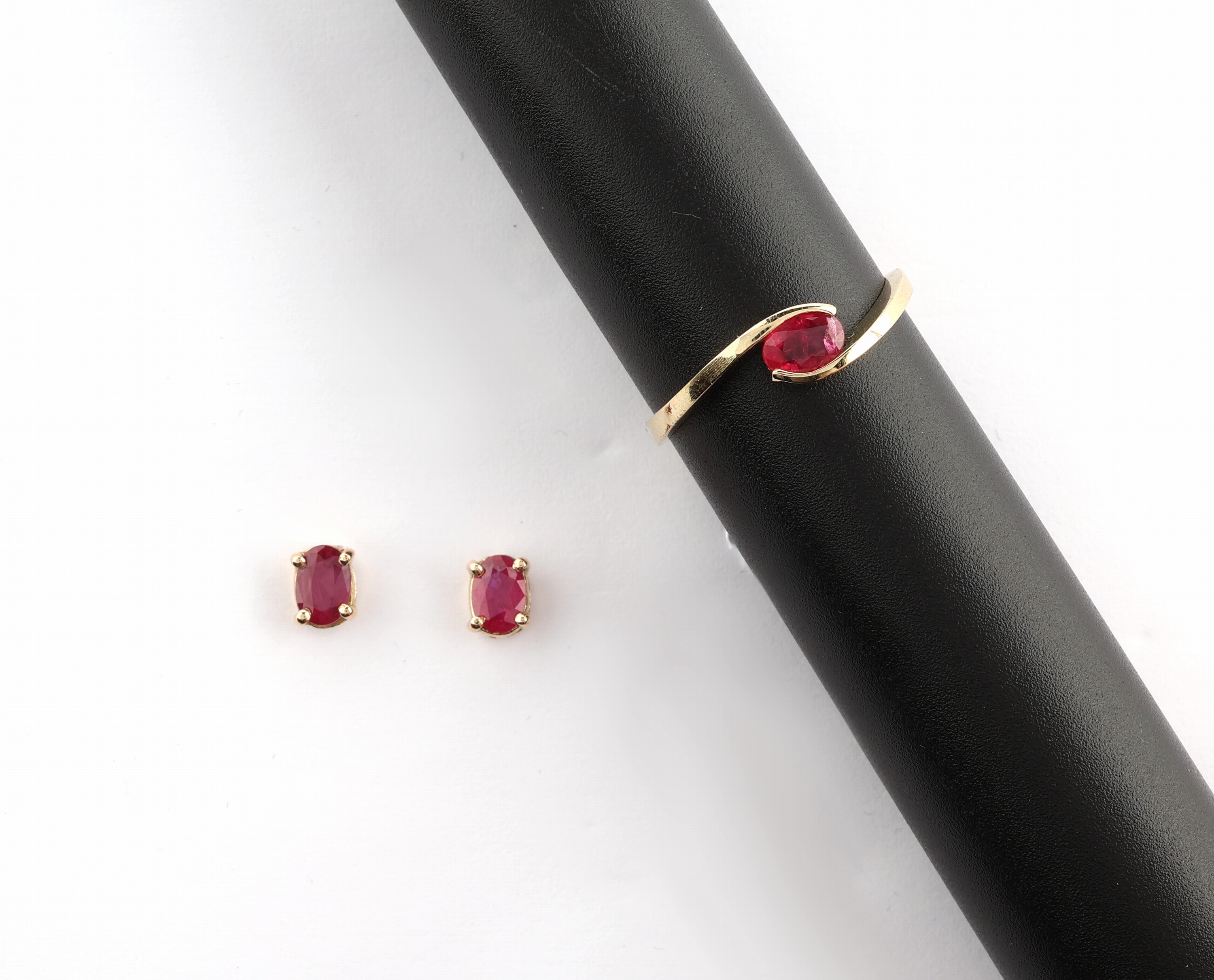 Detail a: 14 kt Gold Rubin-Schmuckset, GG 585/000, best. aus: 1 Ring, RW 60, 1 ovalfacett. Rubin ca. 0.60 ct, und 1 Paar Ohrstecker, 2 ovalfacett. Rubine zus. ...