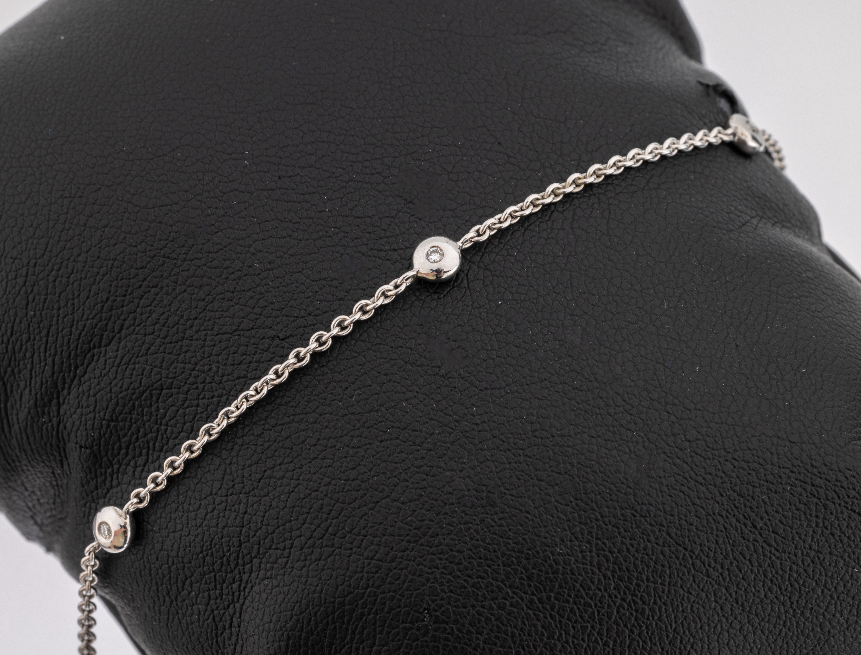 14 kt Gold Brillant-Armband, WG 585/000, 5 einzeln gefasste Brillanten zus. ca. 0.05 ct Weiß/si, L. ca. 19 cm, Karabinerschließe, ca. 2.6 g
