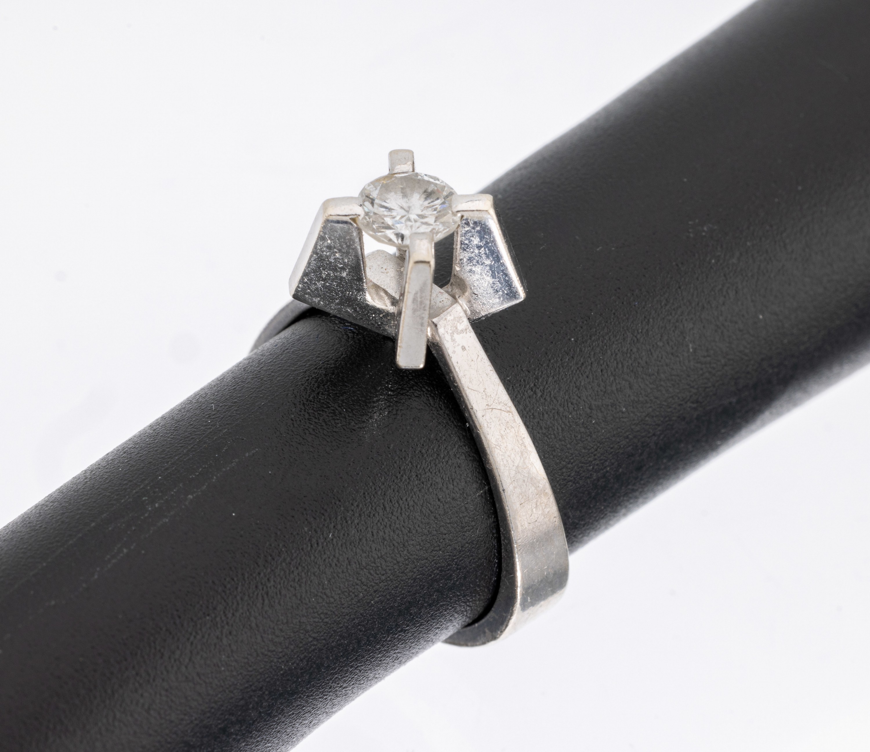 14 kt Gold Brillant-Ring, WG 585/000, Brillant ca. 0.40 ct Weiß/si, in hoher Krönchenfassung, RW 51, ca. 4.3 g