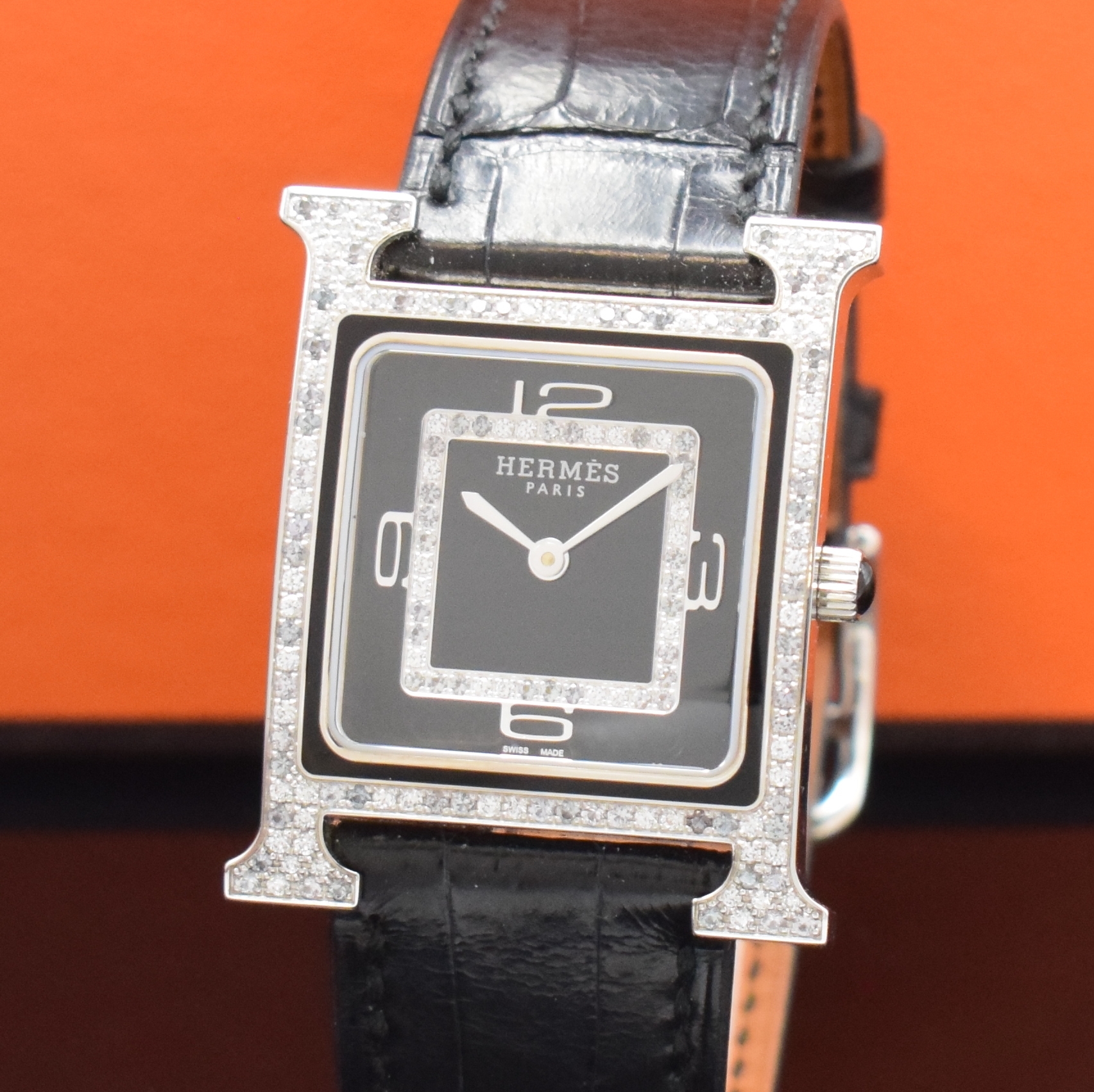 Detail a: HERMES Heure H Armbanduhr mit Diamanten Referenz HH1.510e, Schweiz um 2020, quarz, Boden 4-fach verschr., Schmuckkrone, orig. Lederband m. Dornschl., ...