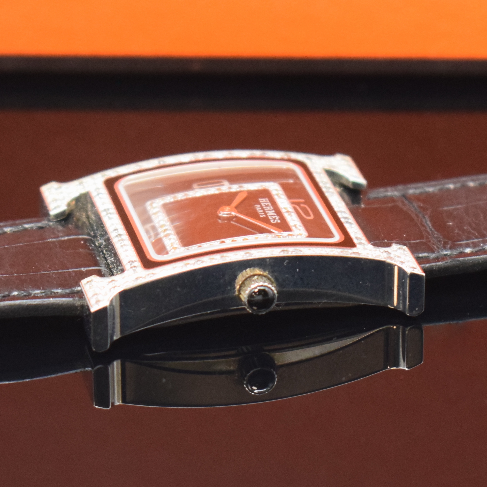 Detail c: HERMES Heure H Armbanduhr mit Diamanten Referenz HH1.510e, Schweiz um 2020, quarz, Boden 4-fach verschr., Schmuckkrone, orig. Lederband m. Dornschl., ...