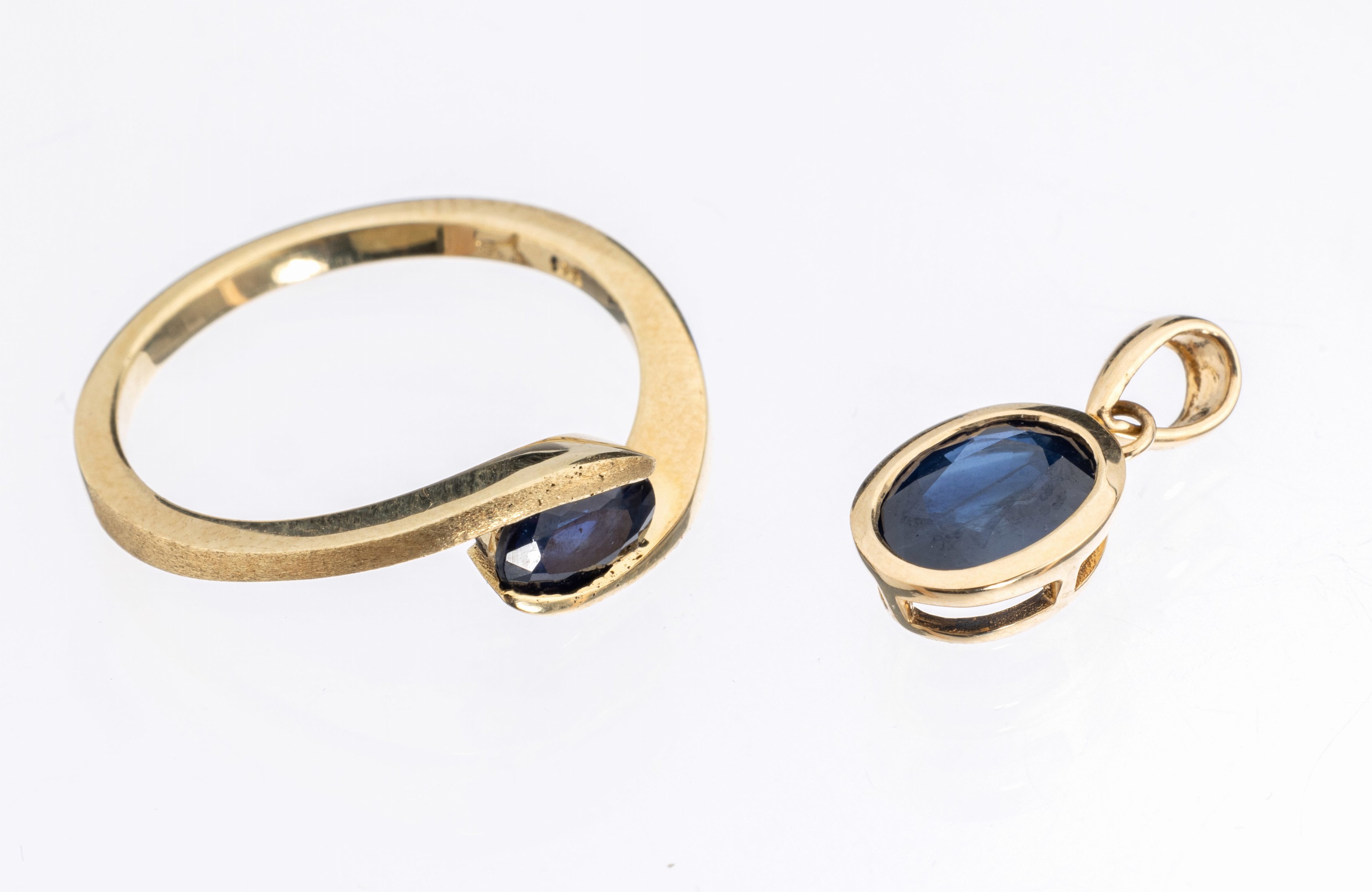 Detail a: 14 kt Gold Saphir-Schmuckset, GG 585/000, best. aus: 1 Ring, RW 54, ovalfacett. Saphir ca. 0.50 ct, und 1 Anhänger, ovalfacett. Saphir ca. 2.00 ct, ...