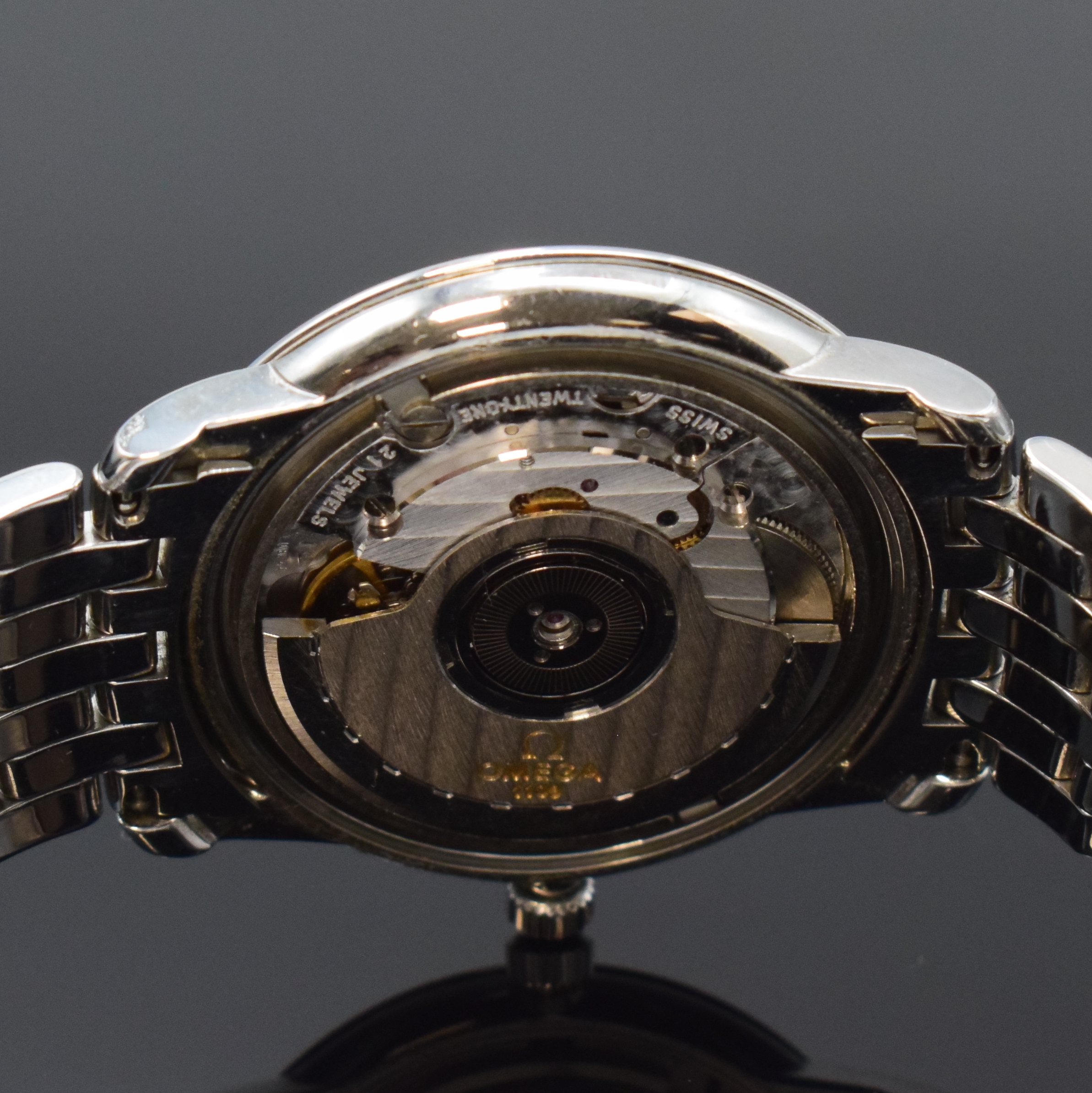 Detail f: OMEGA Armbandchronometer in Edelstahl Referenz 168.1050, Schweiz um 1990, Automatik, orig. Gliederband m. Faltschl., Boden aufgedr., Saphirgl., silb. ...