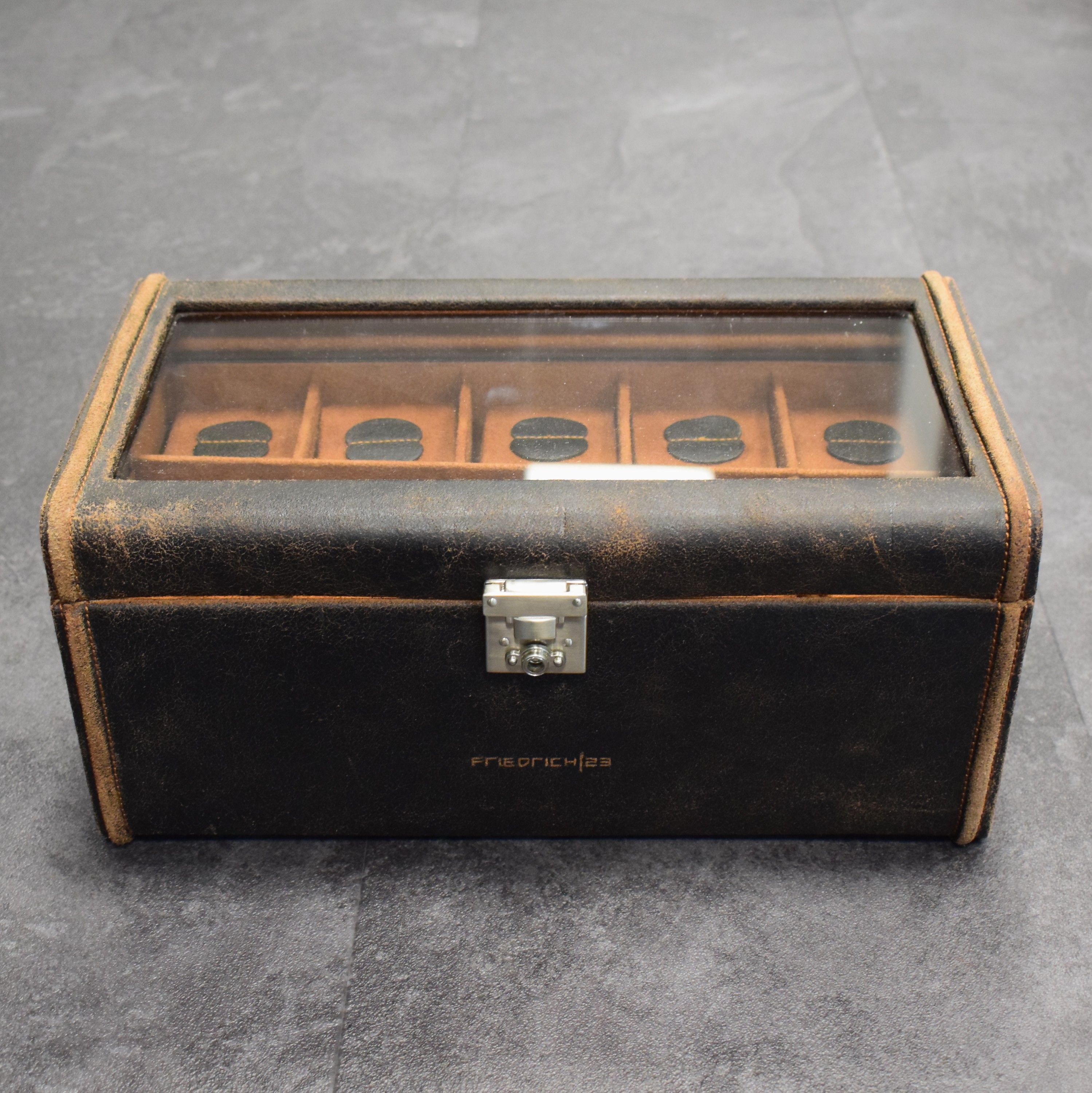 Hochwertige Lederbox für20 Uhren bezeichnet Friedrich 23, innen vergl., 2 Ebenen, M. ca. 17 x 35,5 x 19,5 cm, in gutem, gebrauchsfähigem Zustand