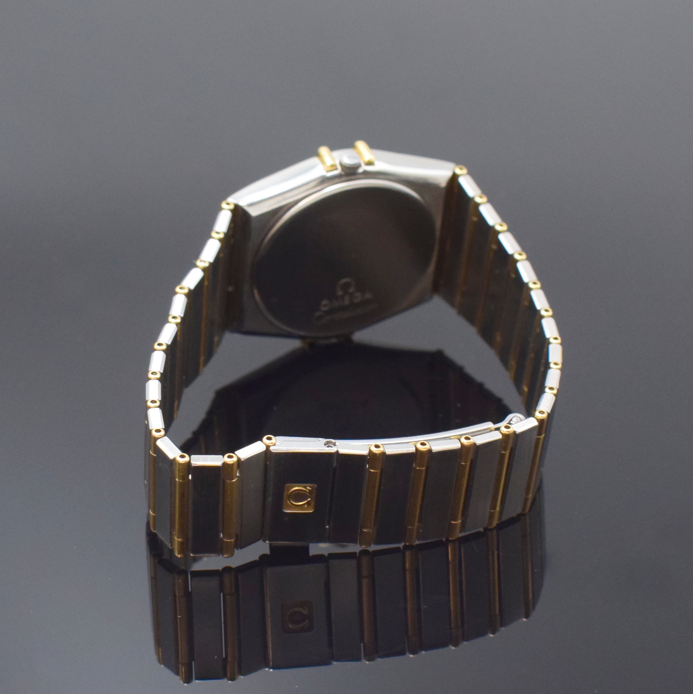 Detail b: OMEGA Herrenarmbanduhr Constellation Referenz 396.1070 / 396.1080, Schweiz um 1990, quarz, Edelstahl/Gold kombiniert inkl. Gliederband m. Faltschl., ...