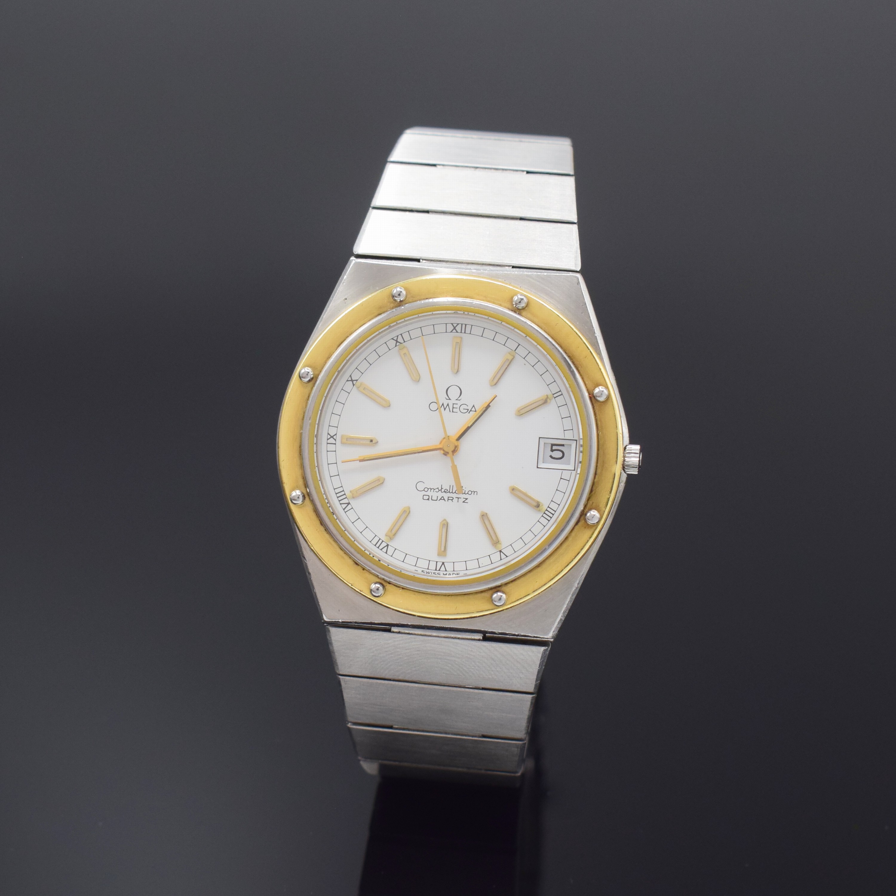 OMEGA Constellation seltene Herrenarmbanduhr Referenz 196.0147/296.0879, Schweiz um 1980, quarz, Edelstahlgeh. inkl. orig. Gliederband m. Faltschl., ...