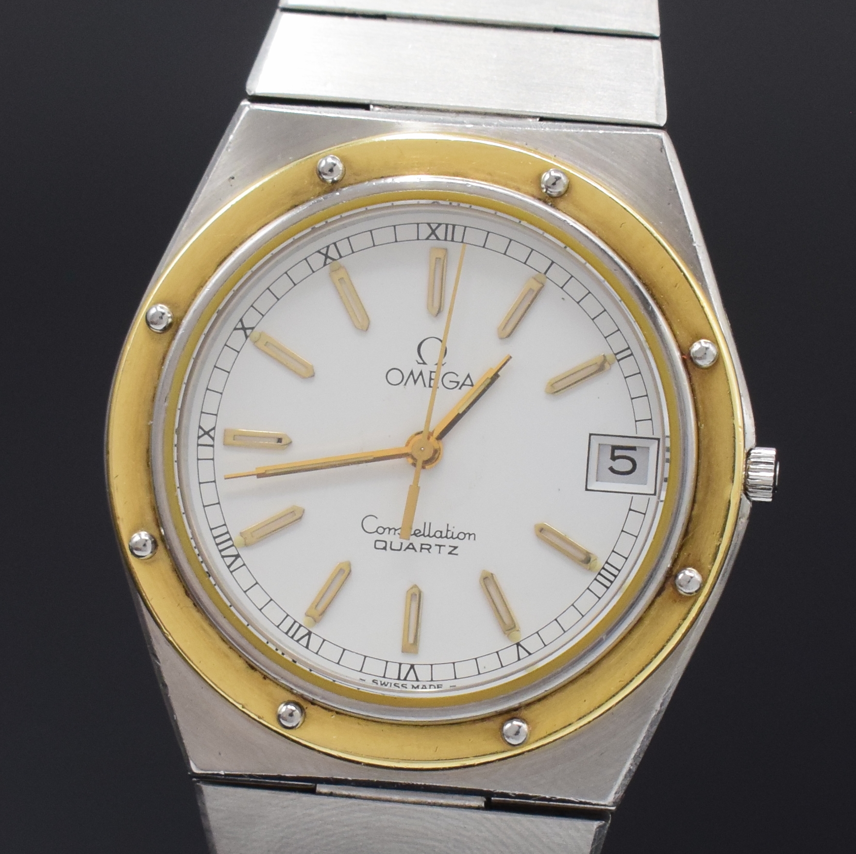 Detail a: OMEGA Constellation seltene Herrenarmbanduhr Referenz 196.0147/296.0879, Schweiz um 1980, quarz, Edelstahlgeh. inkl. orig. Gliederband m. Faltschl., ...