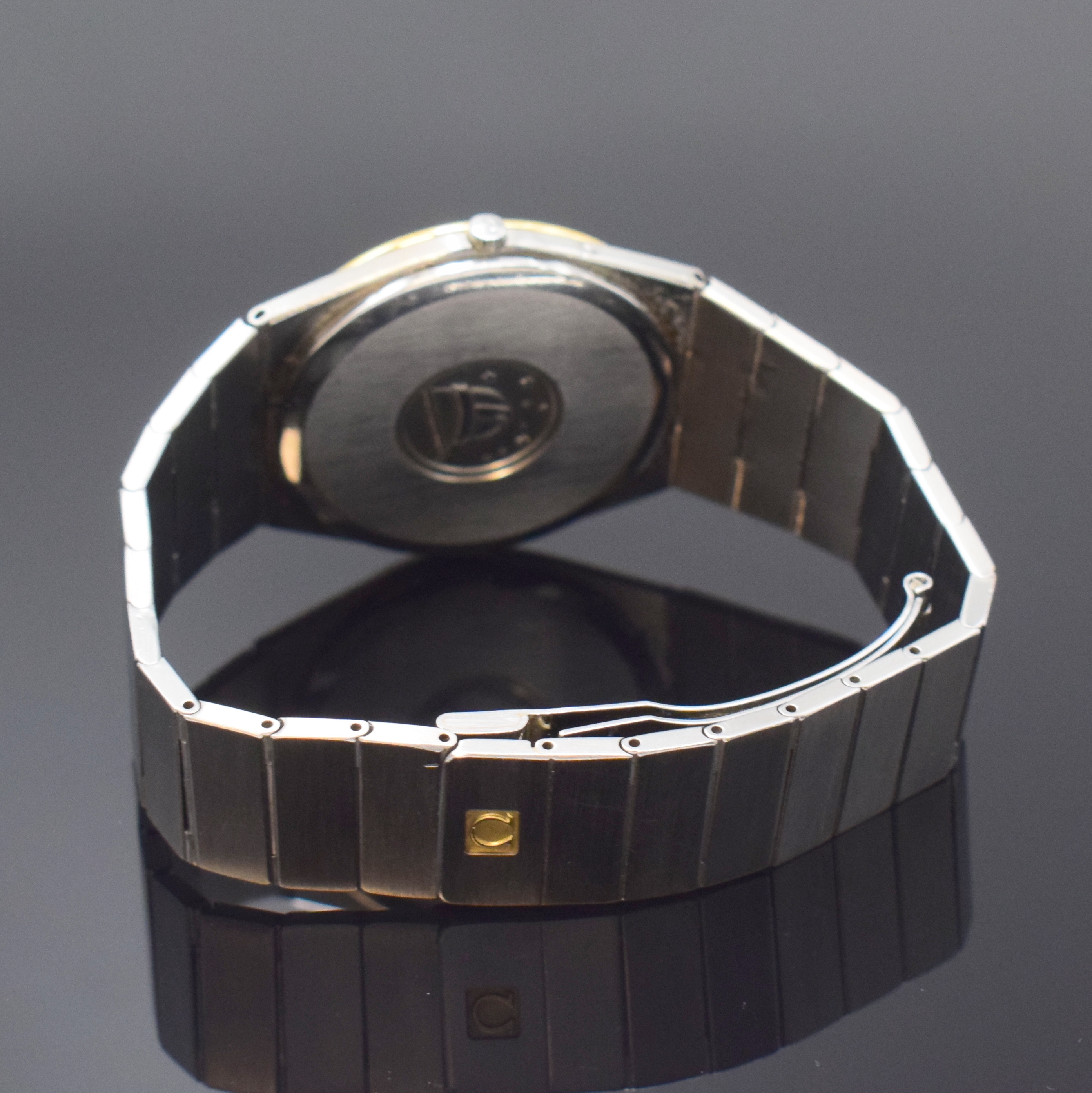 Detail b: OMEGA Constellation seltene Herrenarmbanduhr Referenz 196.0147/296.0879, Schweiz um 1980, quarz, Edelstahlgeh. inkl. orig. Gliederband m. Faltschl., ...