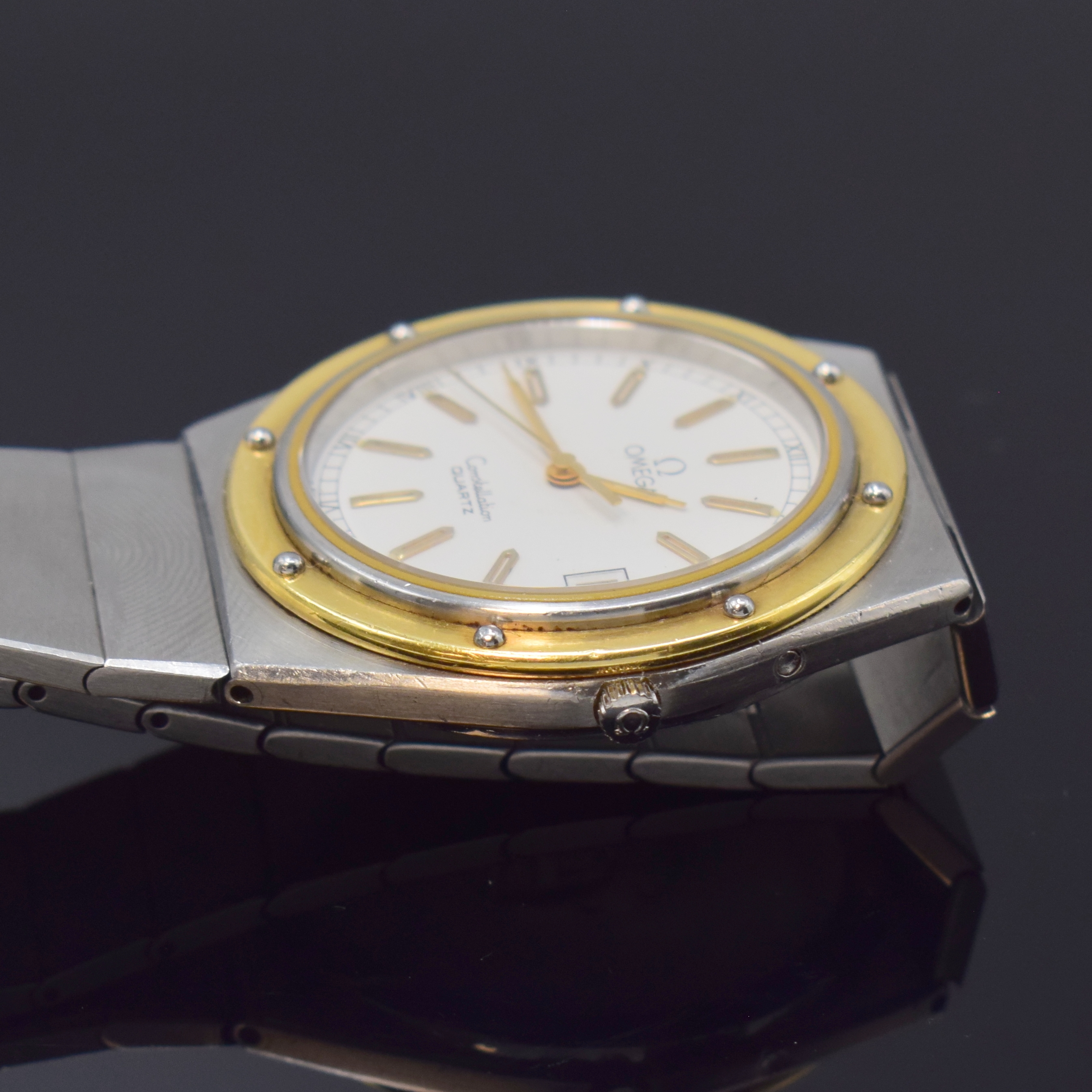 Detail c: OMEGA Constellation seltene Herrenarmbanduhr Referenz 196.0147/296.0879, Schweiz um 1980, quarz, Edelstahlgeh. inkl. orig. Gliederband m. Faltschl., ...