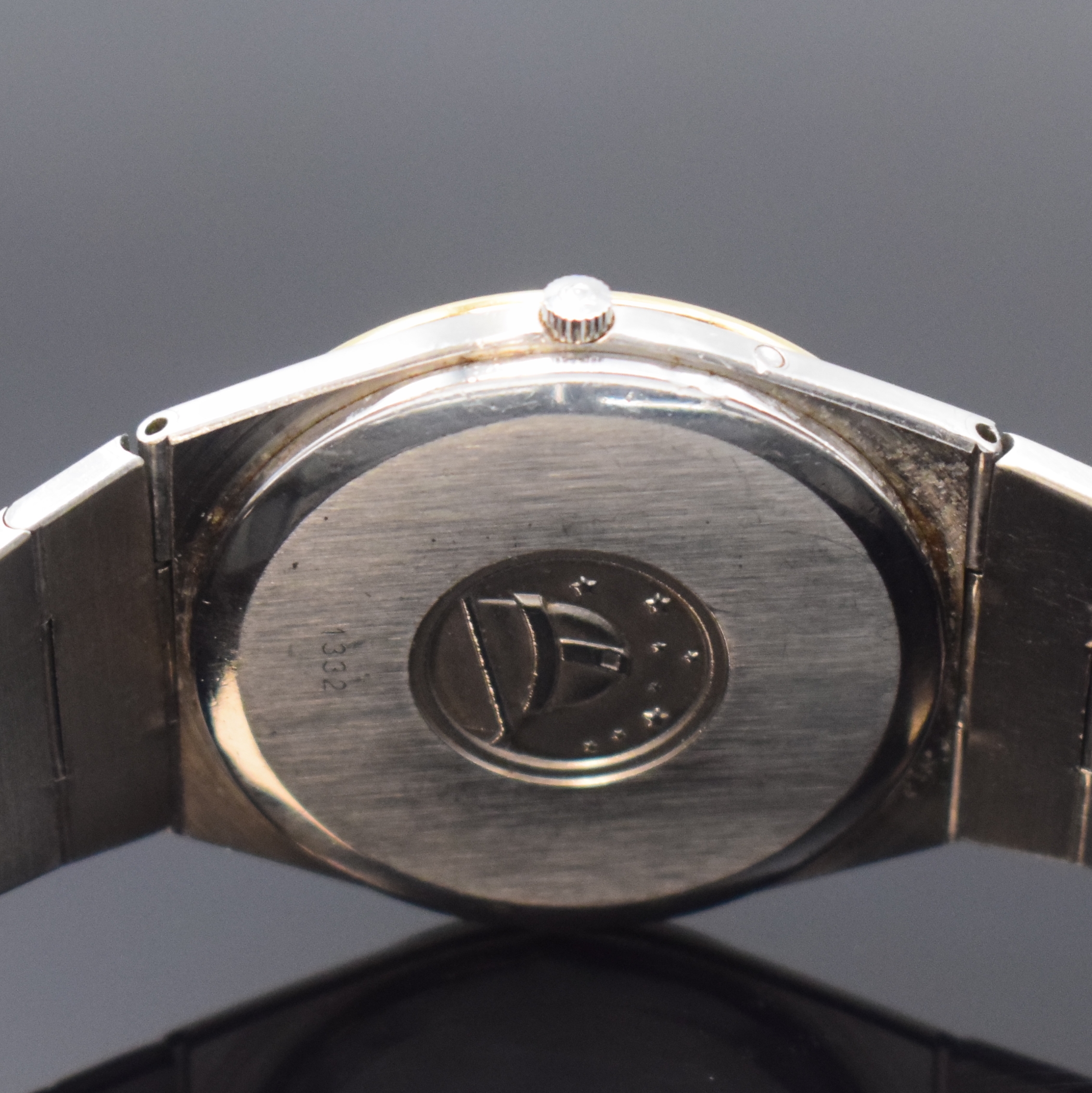 Detail d: OMEGA Constellation seltene Herrenarmbanduhr Referenz 196.0147/296.0879, Schweiz um 1980, quarz, Edelstahlgeh. inkl. orig. Gliederband m. Faltschl., ...