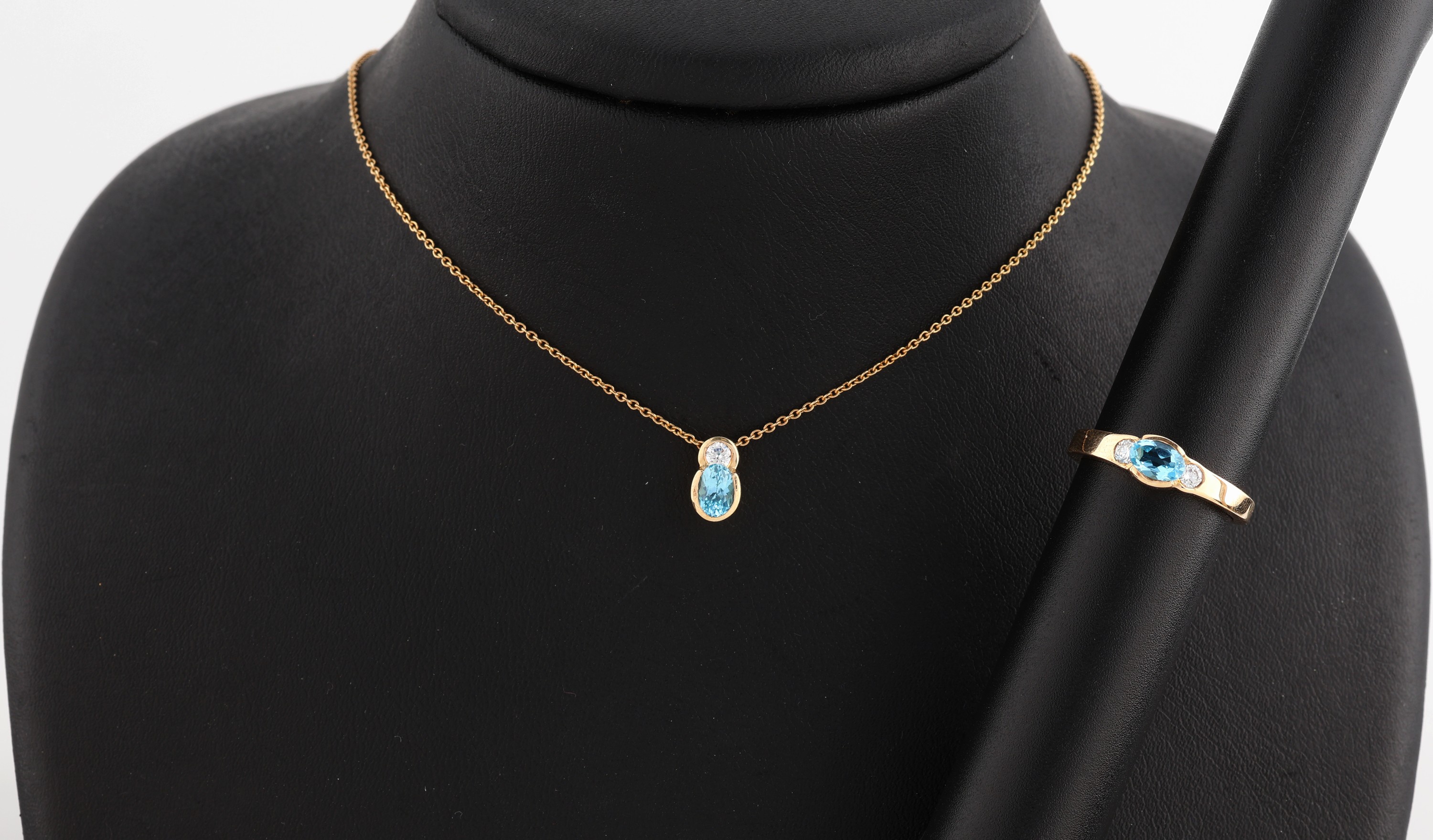 14 kt Gold Topas-Brillant-Schmuckset, GG 585/000, best. aus: 1 Ring, RW 55, ovalfacett.Blautopas ca. 0.40 ct, 2 Brillanten zus. ca. 0.16 (grav.) ...