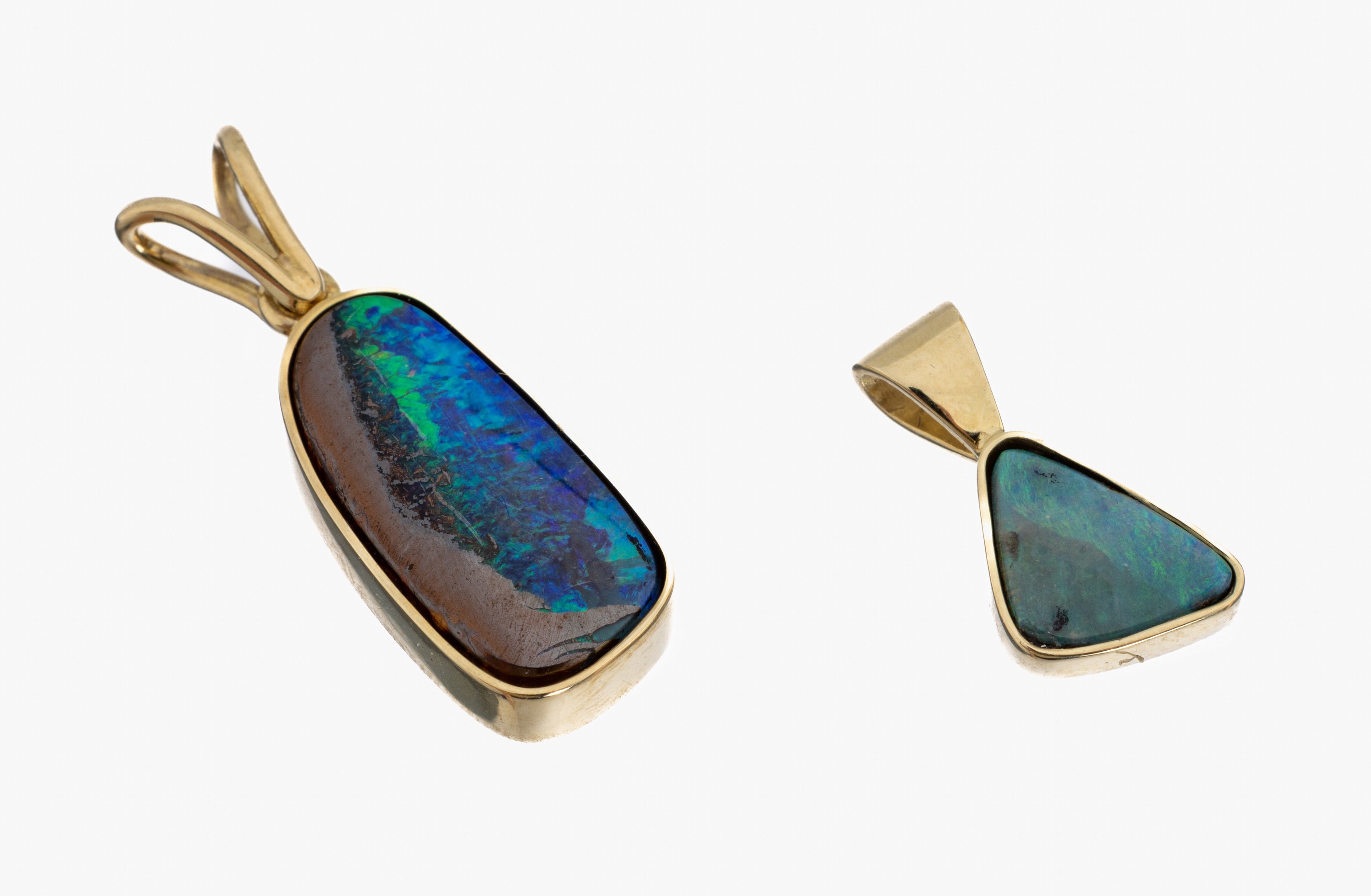 Konvolut 2 14 kt Gold Opal-Anhänger, GG 585/000, 1 x länglicher Boulderopal, intensives Farbspiel in Blau und Grün, 1 x Boulderopal-Triangel, ...