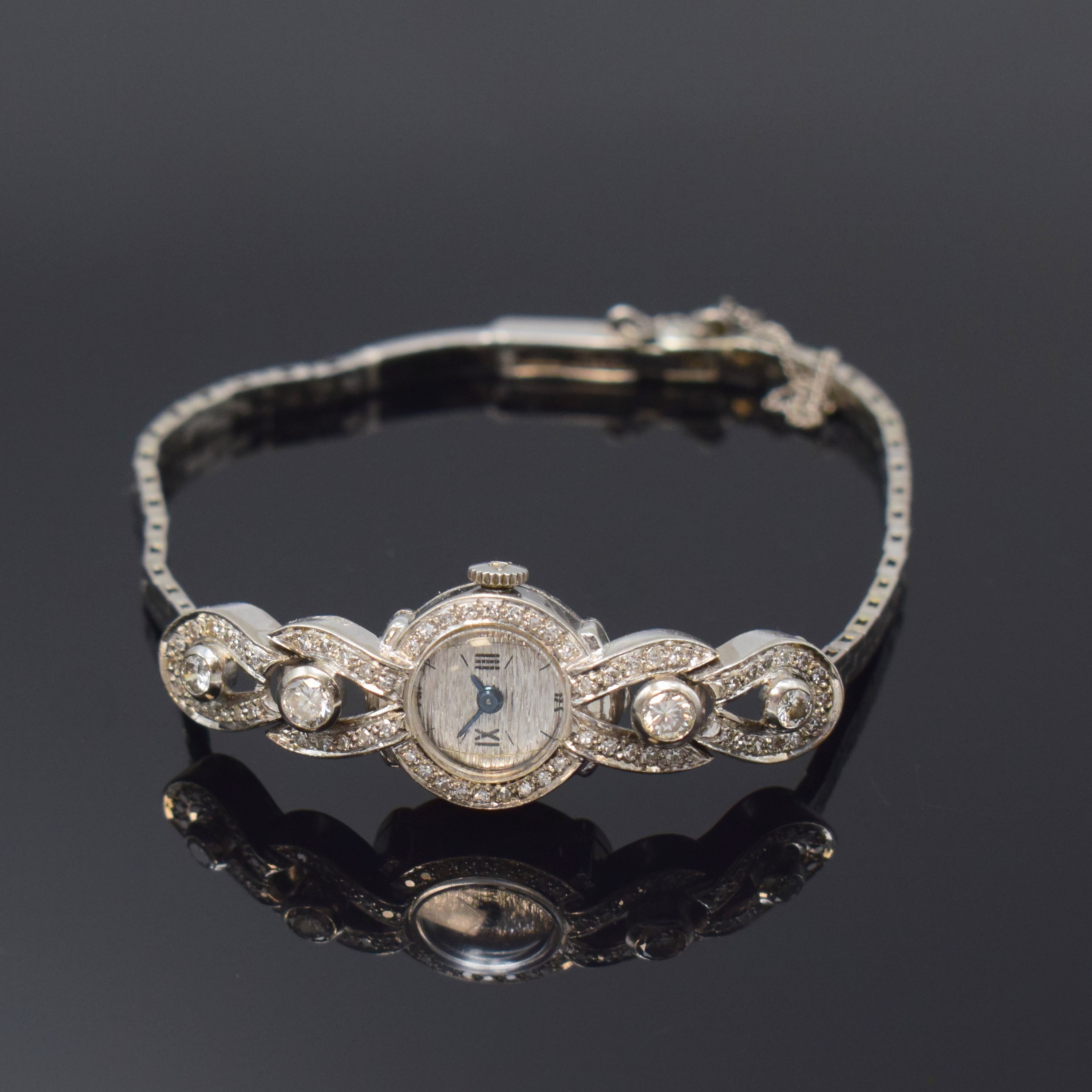 LeCoultre Damenarmbanduhr in WG 750/000 mit Diamanten, Schweiz um 1960, Handaufzug, neutr. 18k Gold Gehäuse, Boden aufgedr., Goldband m. ...