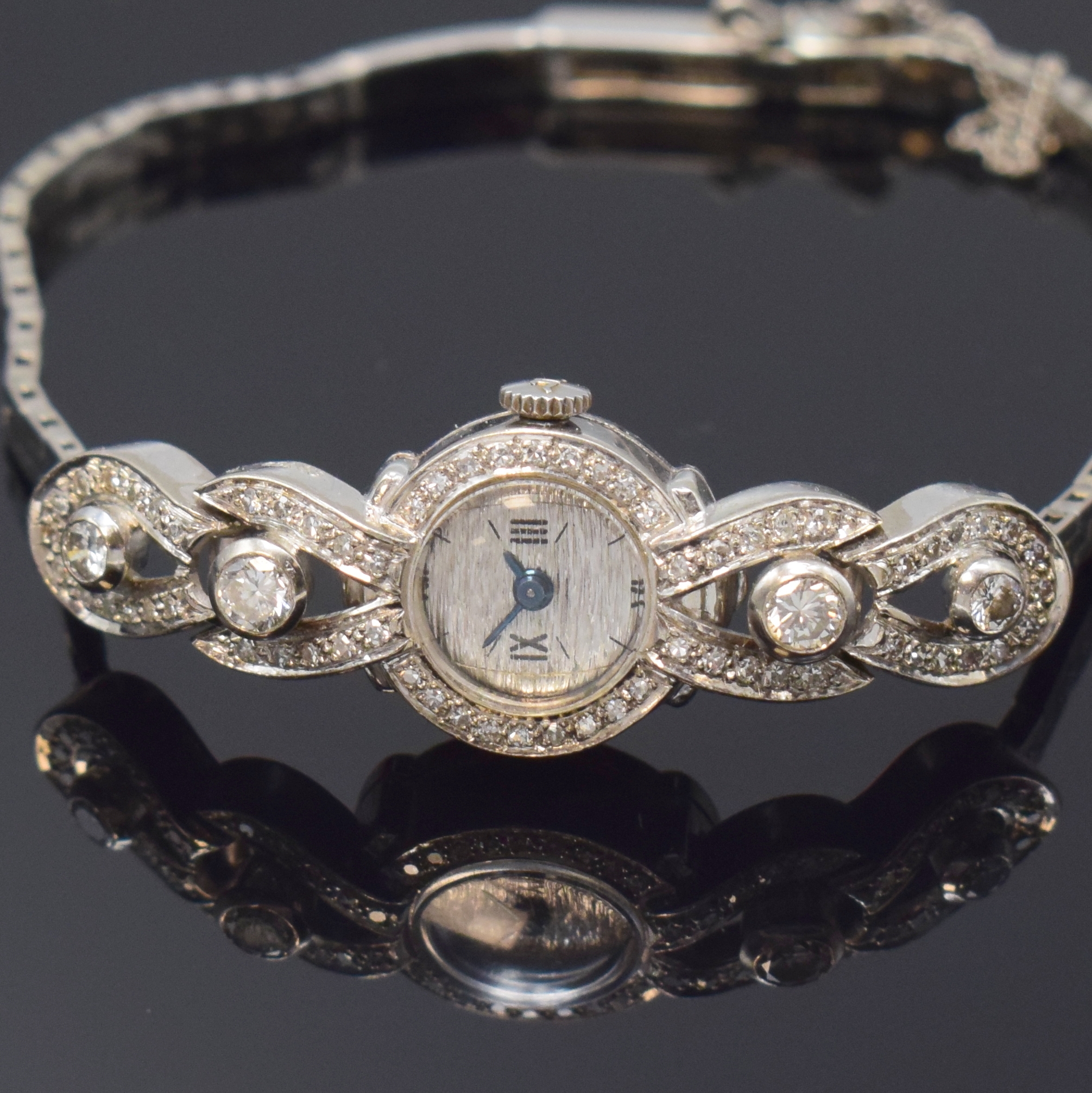 Detail a: LeCoultre Damenarmbanduhr in WG 750/000 mit Diamanten, Schweiz um 1960, Handaufzug, neutr. 18k Gold Gehäuse, Boden aufgedr., Goldband m. ...