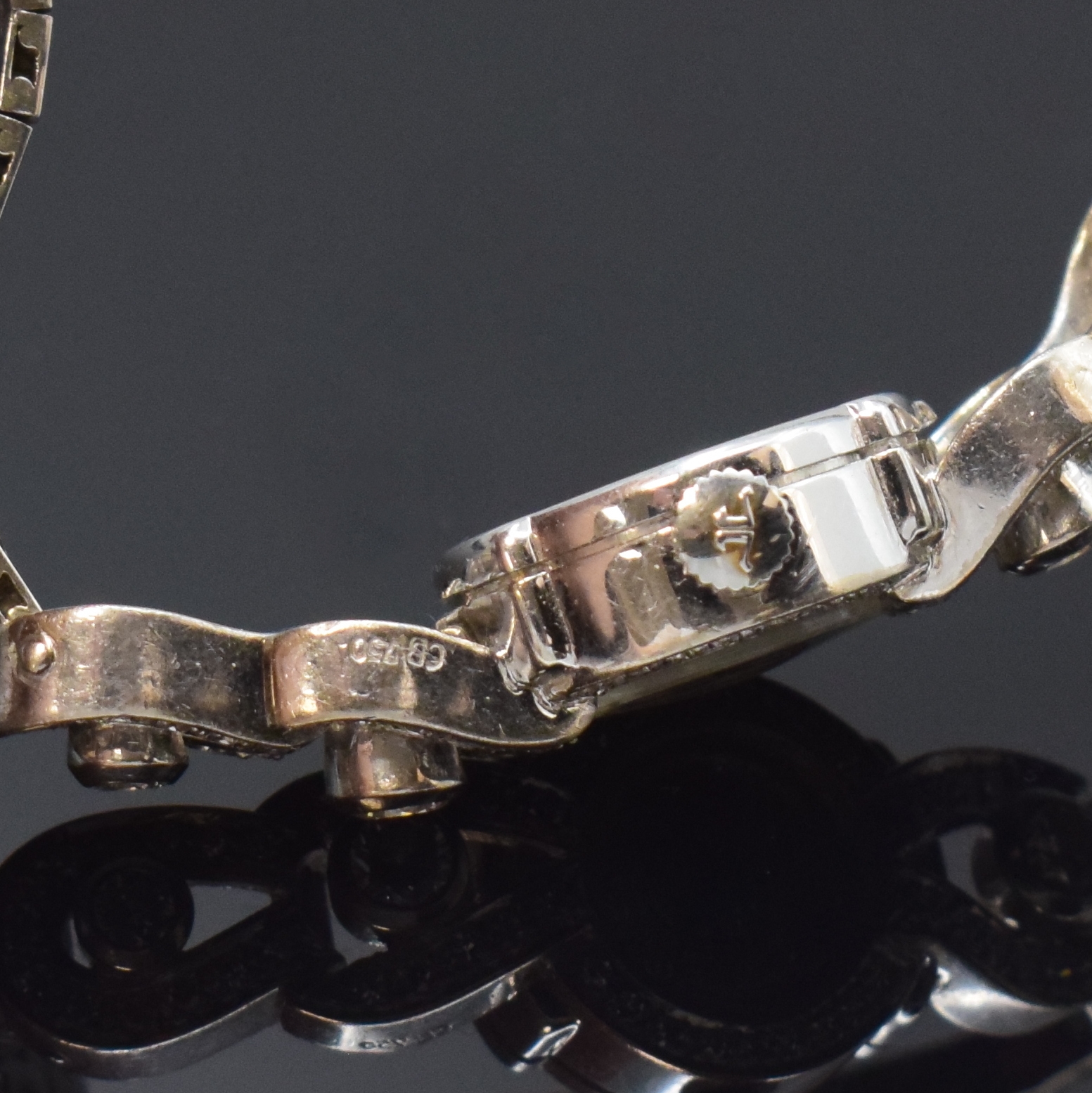 Detail b: LeCoultre Damenarmbanduhr in WG 750/000 mit Diamanten, Schweiz um 1960, Handaufzug, neutr. 18k Gold Gehäuse, Boden aufgedr., Goldband m. ...