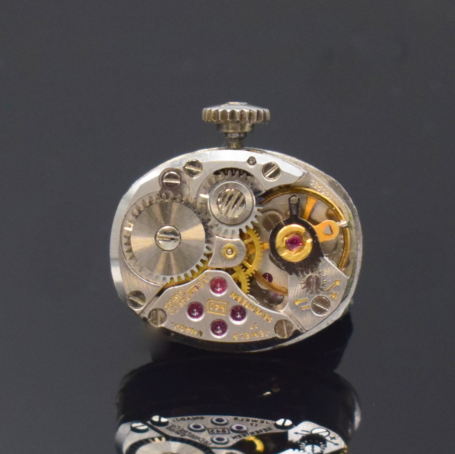 Detail e: LeCoultre Damenarmbanduhr in WG 750/000 mit Diamanten, Schweiz um 1960, Handaufzug, neutr. 18k Gold Gehäuse, Boden aufgedr., Goldband m. ...