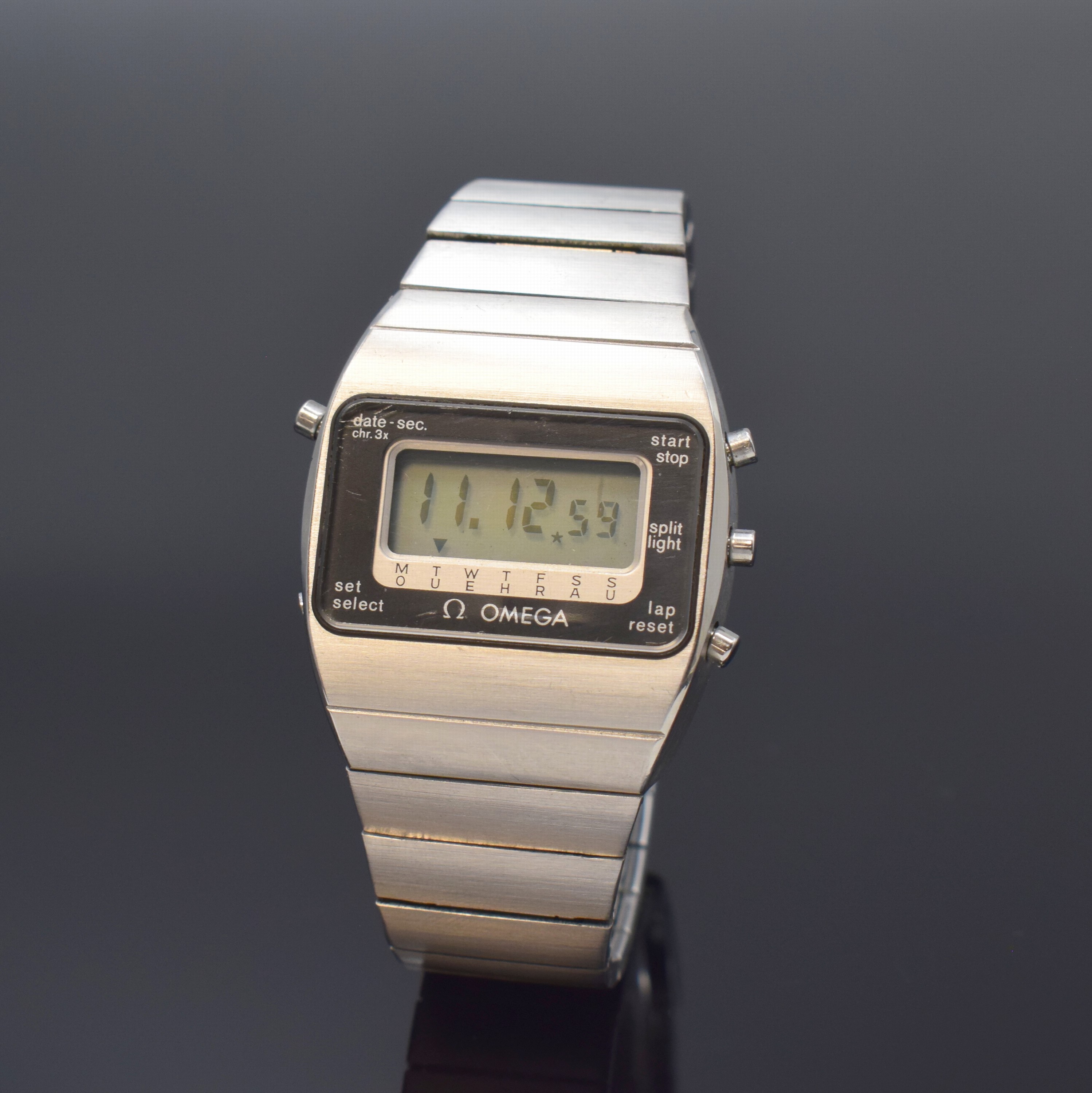 OMEGA Herrenarmbanduhr mit LCD-Anzeige, Schweiz 1970er Jahre, quarz, Edelstahlgeh. inkl. Gliederband m. Faltschl., verschr. Boden m. Darst. ...