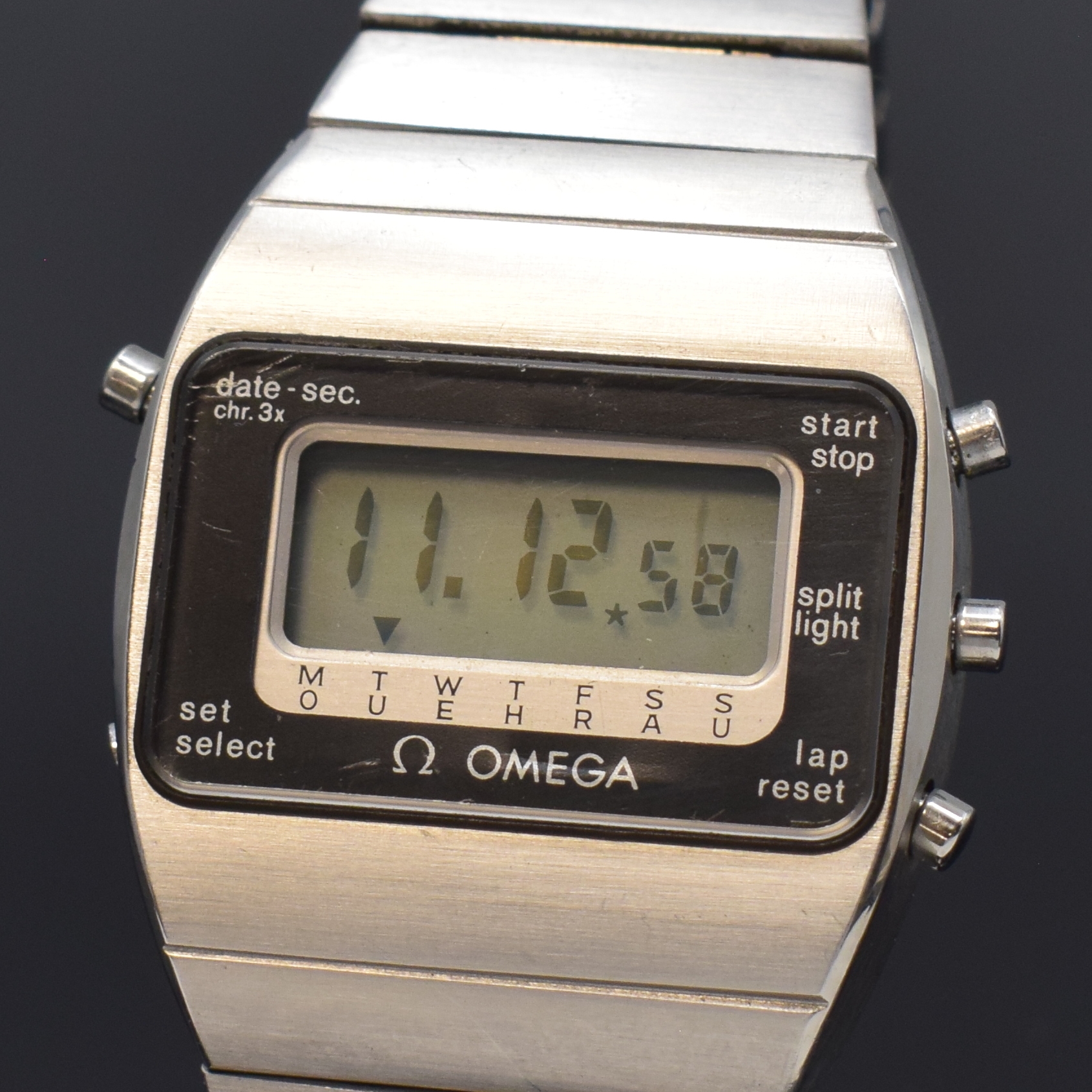 Detail a: OMEGA Herrenarmbanduhr mit LCD-Anzeige, Schweiz 1970er Jahre, quarz, Edelstahlgeh. inkl. Gliederband m. Faltschl., verschr. Boden m. Darst. ...
