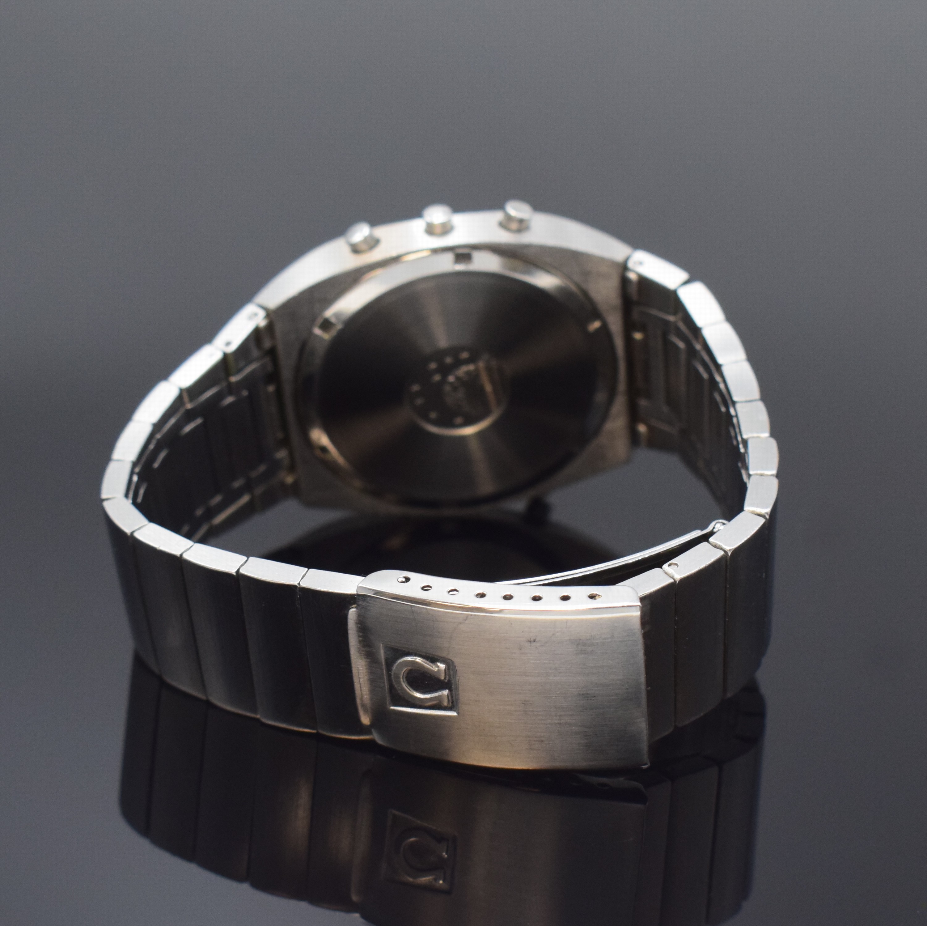 Detail b: OMEGA Herrenarmbanduhr mit LCD-Anzeige, Schweiz 1970er Jahre, quarz, Edelstahlgeh. inkl. Gliederband m. Faltschl., verschr. Boden m. Darst. ...