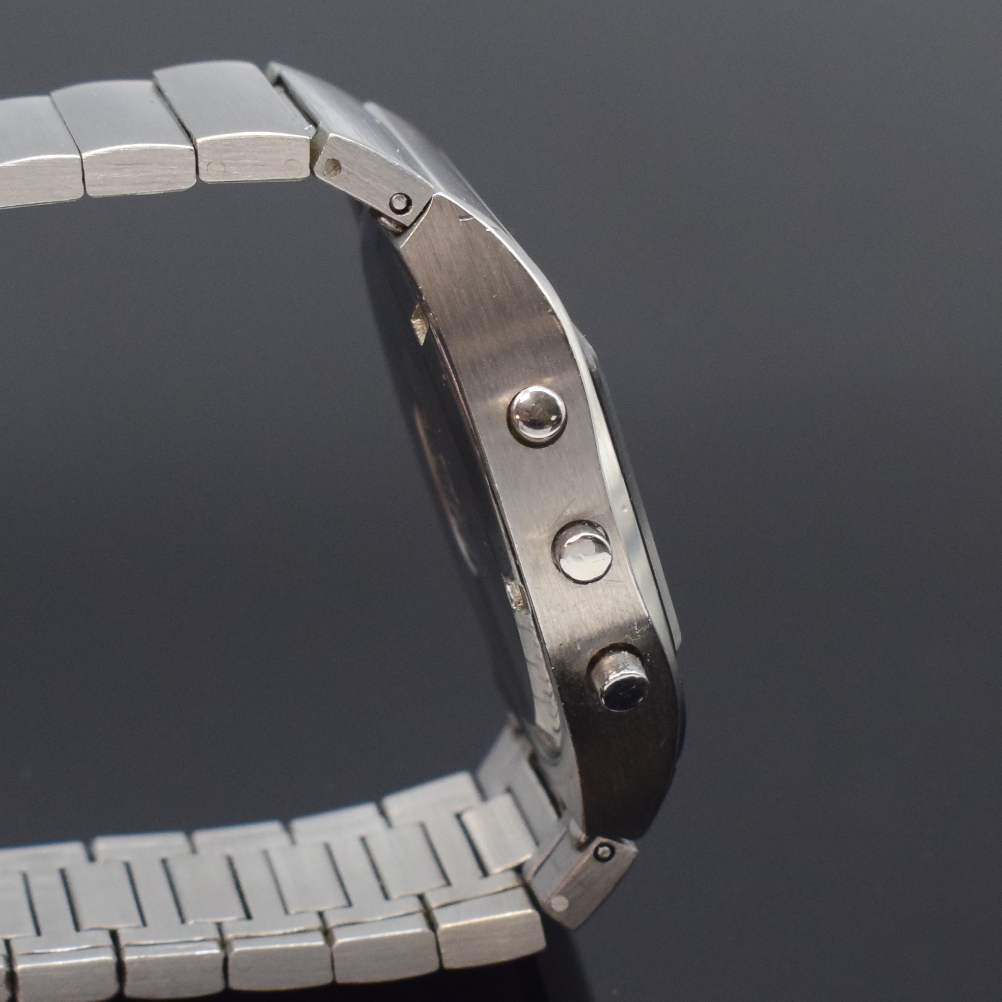 Detail c: OMEGA Herrenarmbanduhr mit LCD-Anzeige, Schweiz 1970er Jahre, quarz, Edelstahlgeh. inkl. Gliederband m. Faltschl., verschr. Boden m. Darst. ...