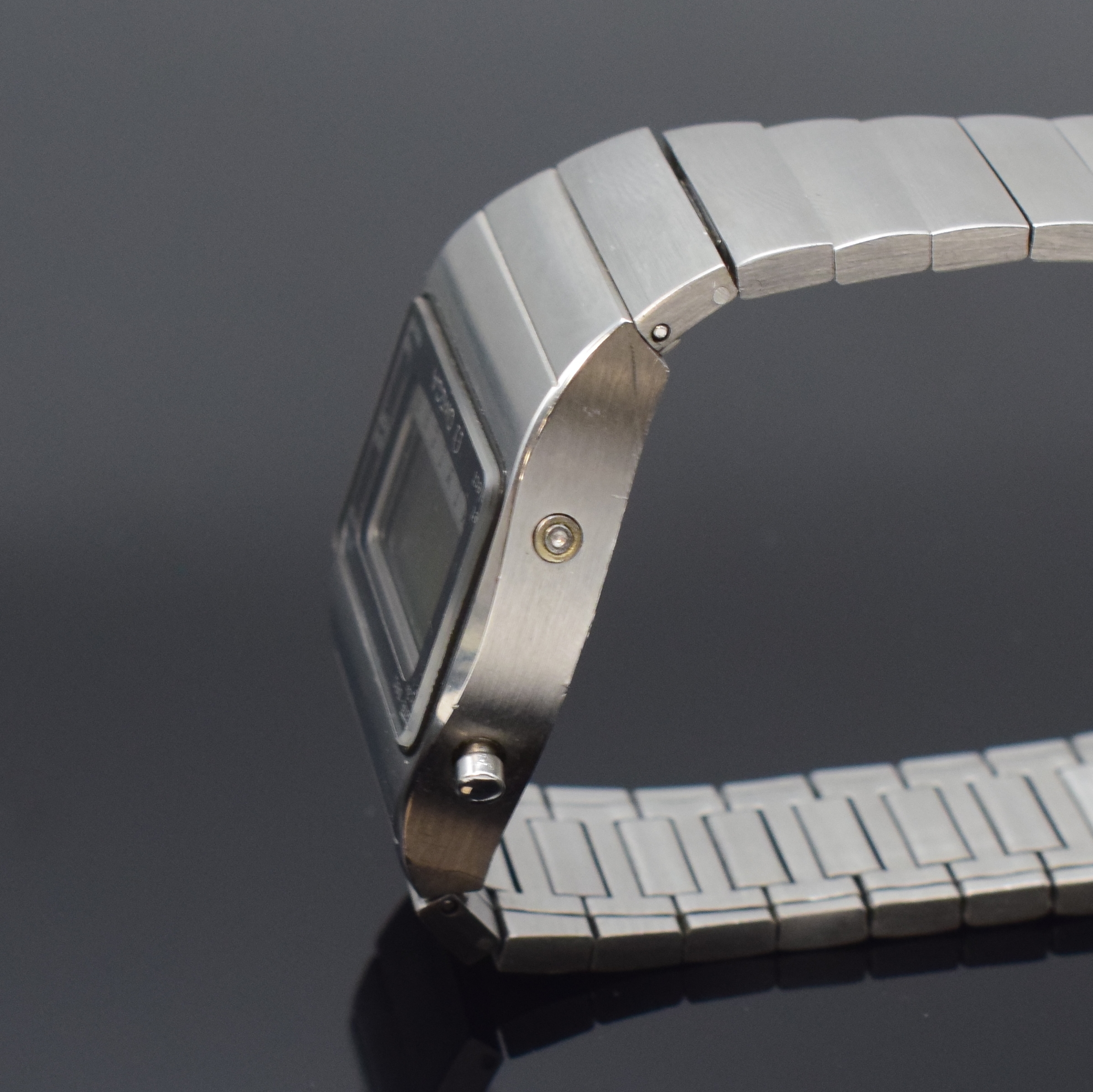 Detail d: OMEGA Herrenarmbanduhr mit LCD-Anzeige, Schweiz 1970er Jahre, quarz, Edelstahlgeh. inkl. Gliederband m. Faltschl., verschr. Boden m. Darst. ...