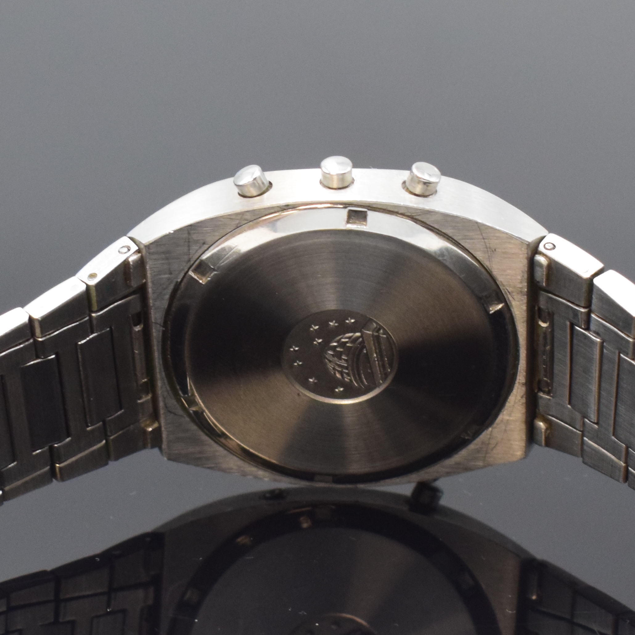 Detail e: OMEGA Herrenarmbanduhr mit LCD-Anzeige, Schweiz 1970er Jahre, quarz, Edelstahlgeh. inkl. Gliederband m. Faltschl., verschr. Boden m. Darst. ...