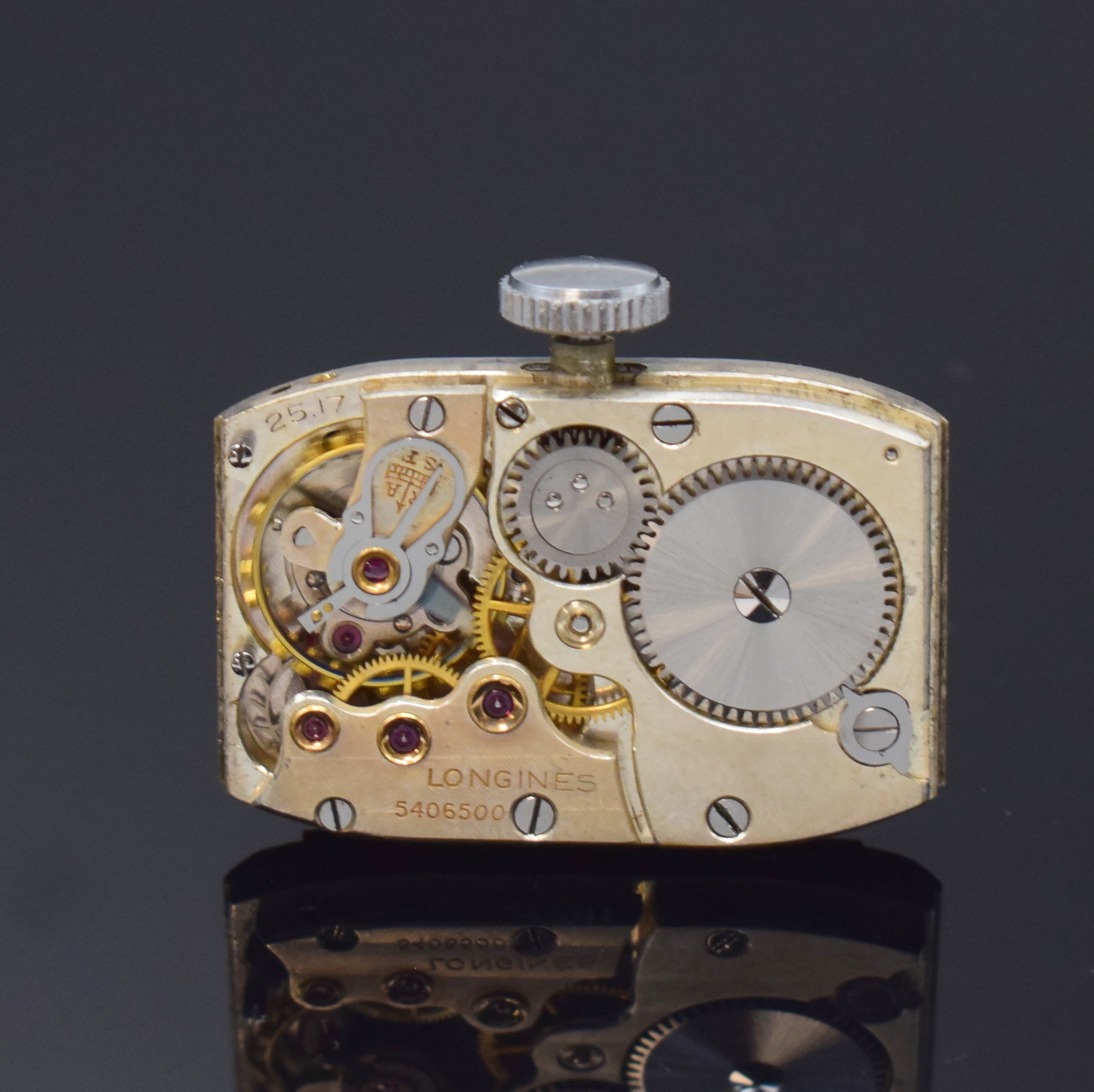 Detail e: LONGINES rechteckige Armbanduhr Referenz 1266 in Stahl, Schweiz um 1936, Handaufzug, seltenes unpoliertes Geh., Boden aufgedr., silb. orig. Zifferbl. ...