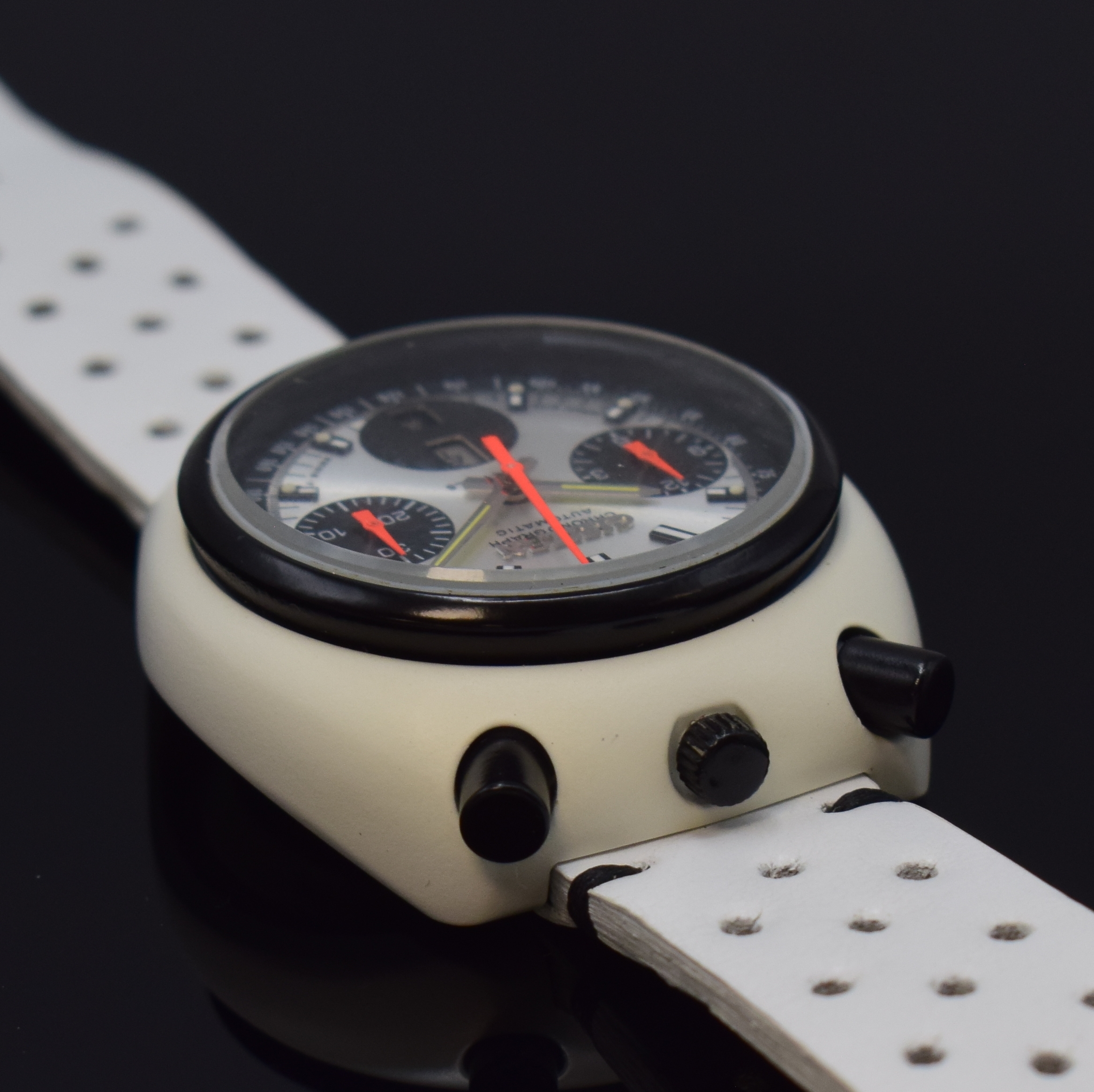 Detail b: CITIZEN Flyback-Armbandchronograph sogenannte Bullhead Referenz 4-901134 K, Japan um 1970,Automatik, Stahlgeh. auf Kundenwunsch weiss lackiert, Boden ...